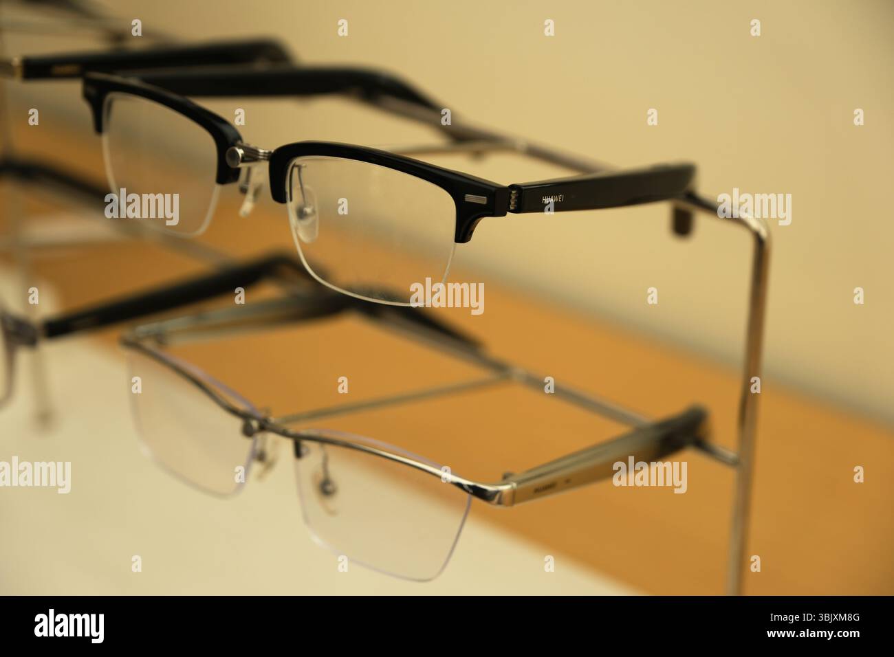 Shanghai, China - 6. April 2025: Huawei Eyewear Smart Brillen im Geschäft Stockfoto