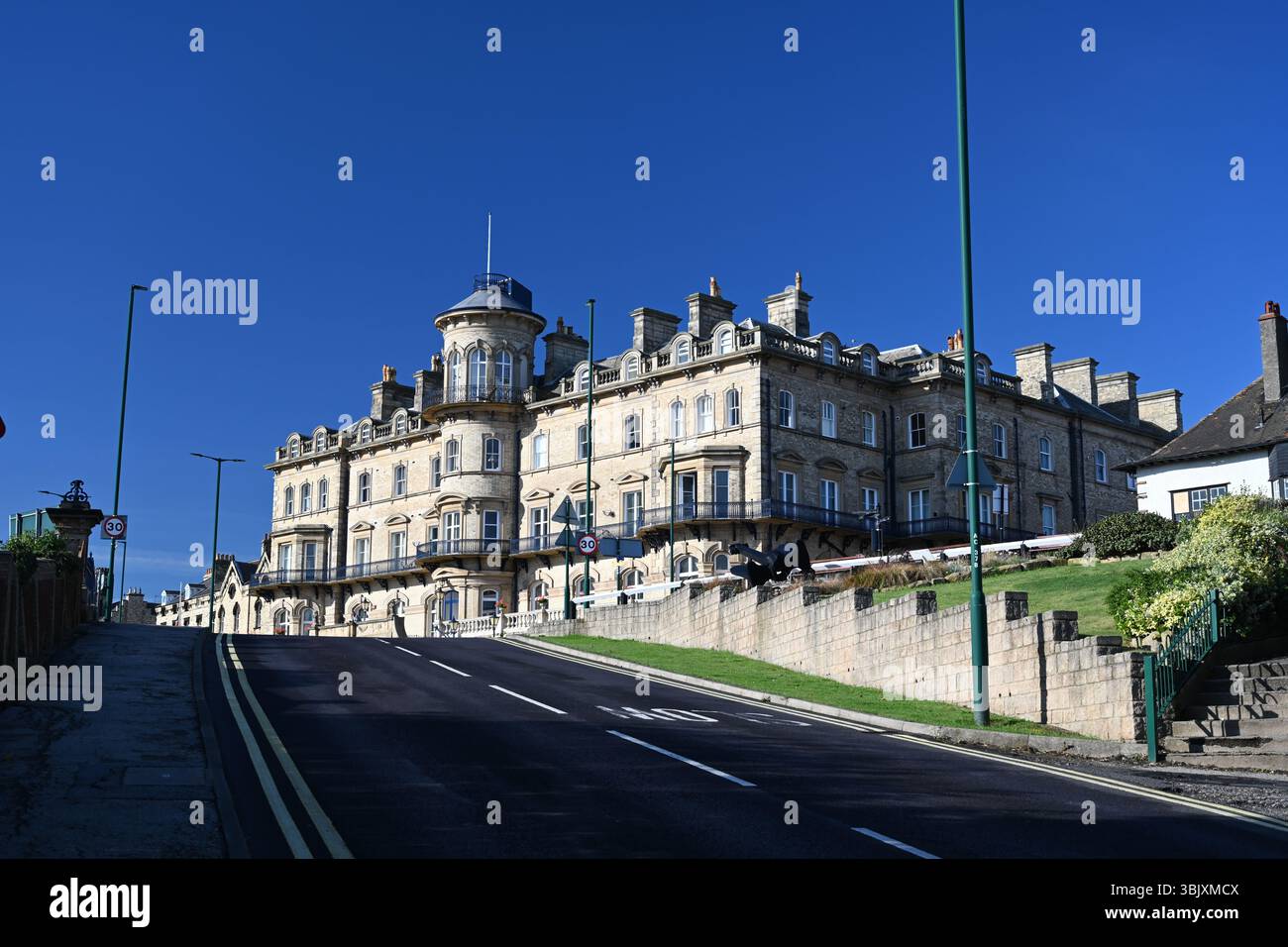 Das ehemalige viktorianische Hotel Zetland mit Blick auf die Nordsee. Victorian Architecture Now Apartment Building in Saltburn by the Sea, Großbritannien Stockfoto