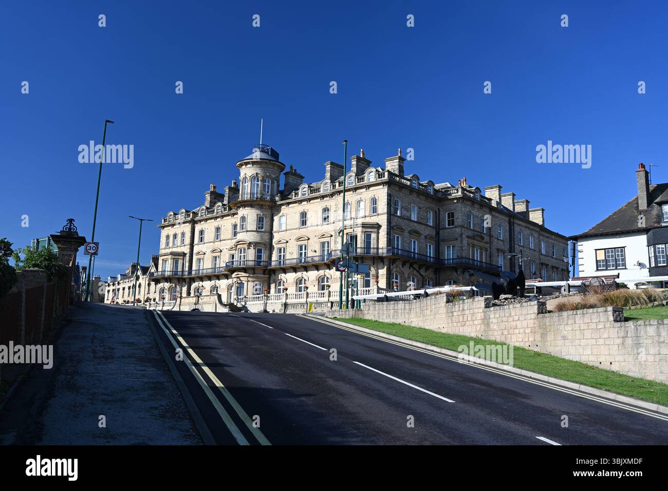 Das ehemalige viktorianische Hotel Zetland mit Blick auf die Nordsee. Victorian Architecture Now Apartment Building in Saltburn by the Sea, Großbritannien Stockfoto