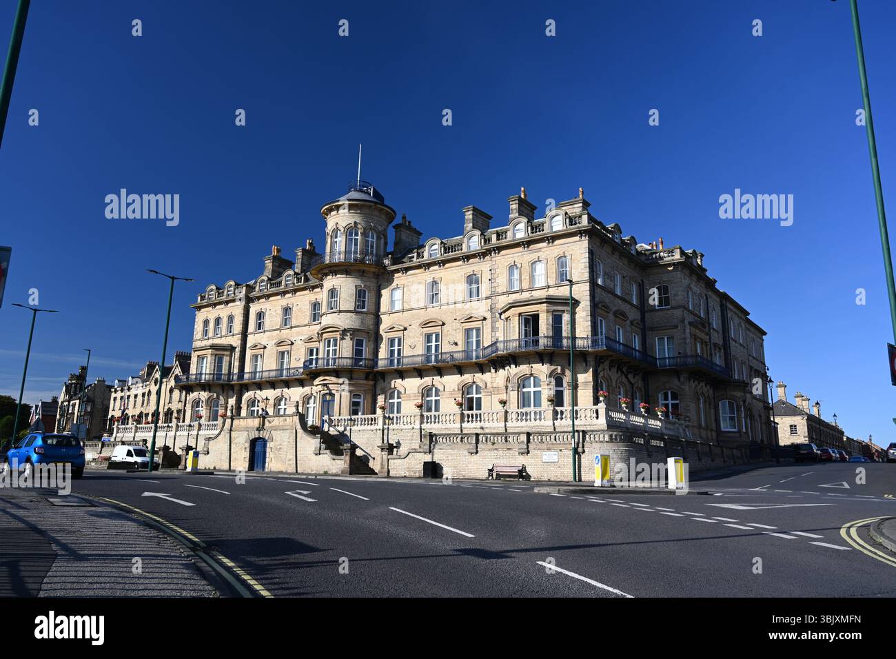 Das ehemalige viktorianische Hotel Zetland mit Blick auf die Nordsee. Victorian Architecture Now Apartment Building in Saltburn by the Sea, Großbritannien Stockfoto