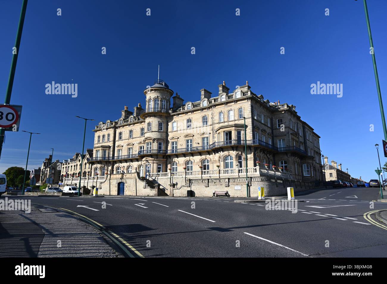 Das ehemalige viktorianische Hotel Zetland mit Blick auf die Nordsee. Victorian Architecture Now Apartment Building in Saltburn by the Sea, Großbritannien Stockfoto