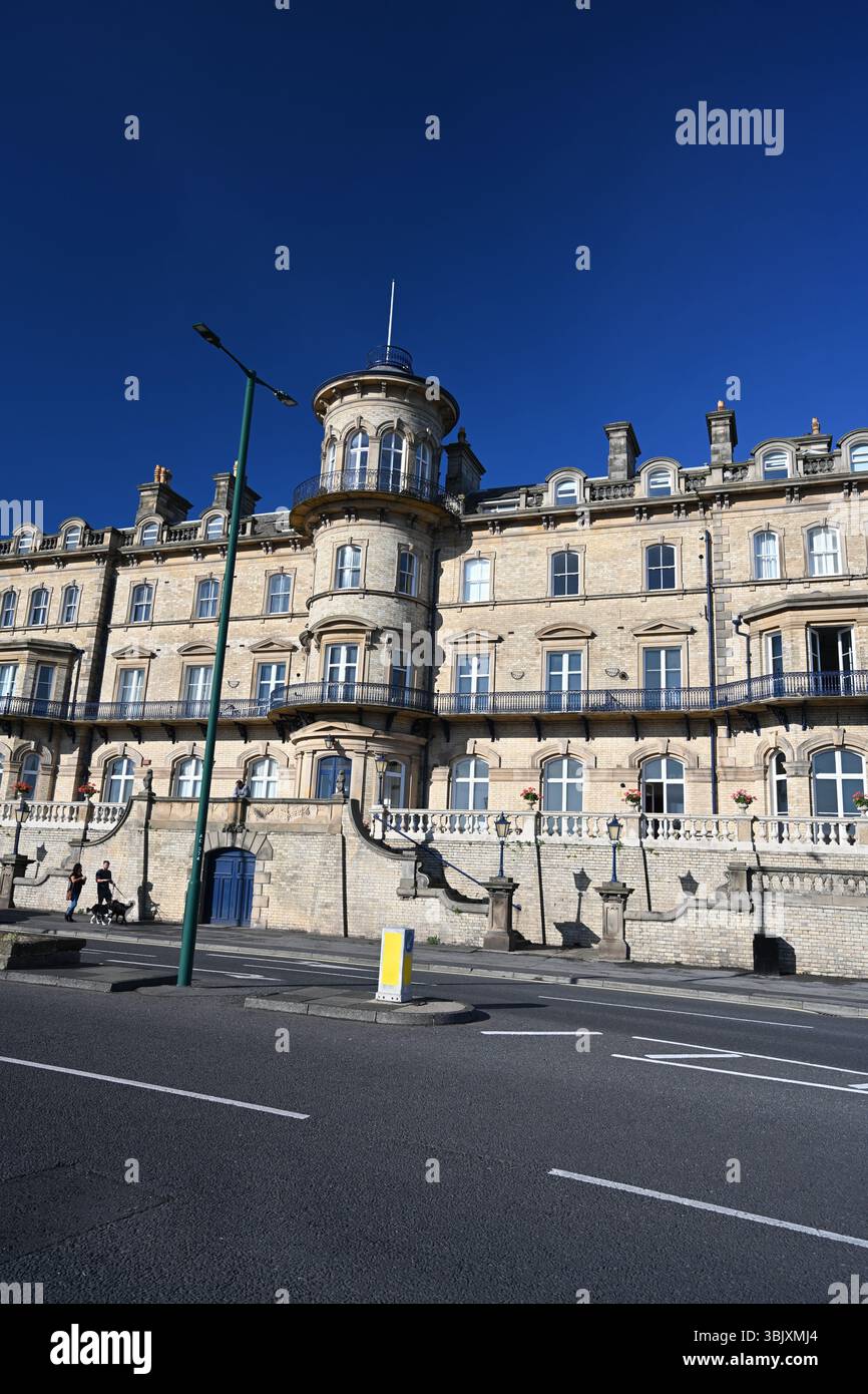Das ehemalige viktorianische Hotel Zetland mit Blick auf die Nordsee. Victorian Architecture Now Apartment Building in Saltburn by the Sea, Großbritannien Stockfoto