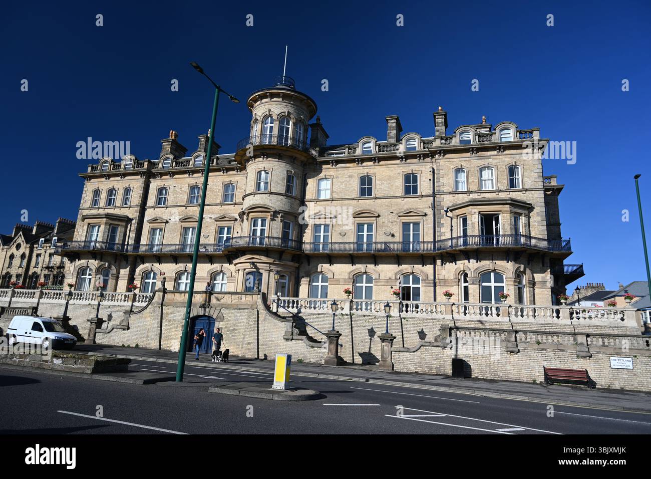 Das ehemalige viktorianische Hotel Zetland mit Blick auf die Nordsee. Victorian Architecture Now Apartment Building in Saltburn by the Sea, Großbritannien Stockfoto