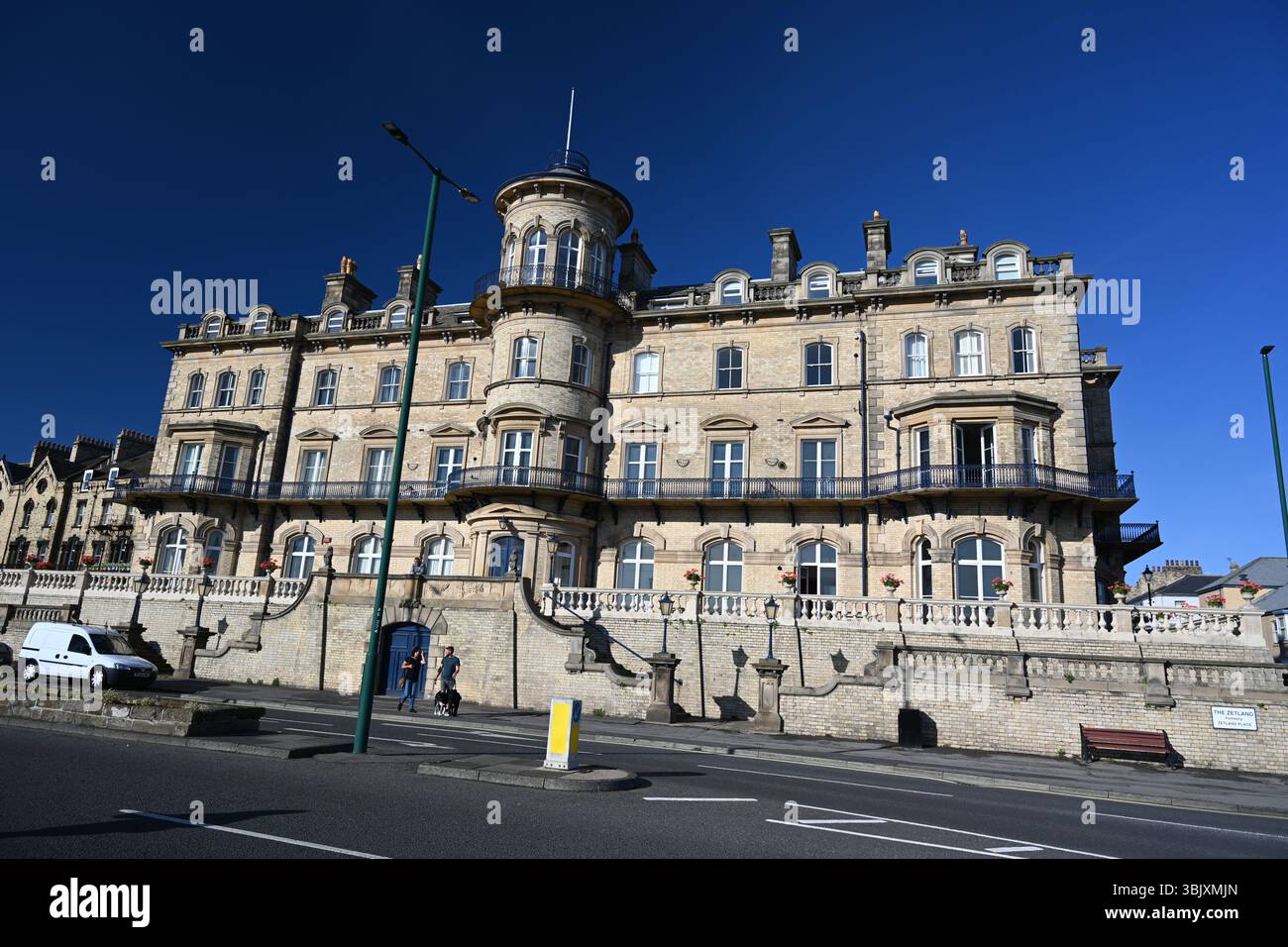 Das ehemalige viktorianische Hotel Zetland mit Blick auf die Nordsee. Victorian Architecture Now Apartment Building in Saltburn by the Sea, Großbritannien Stockfoto