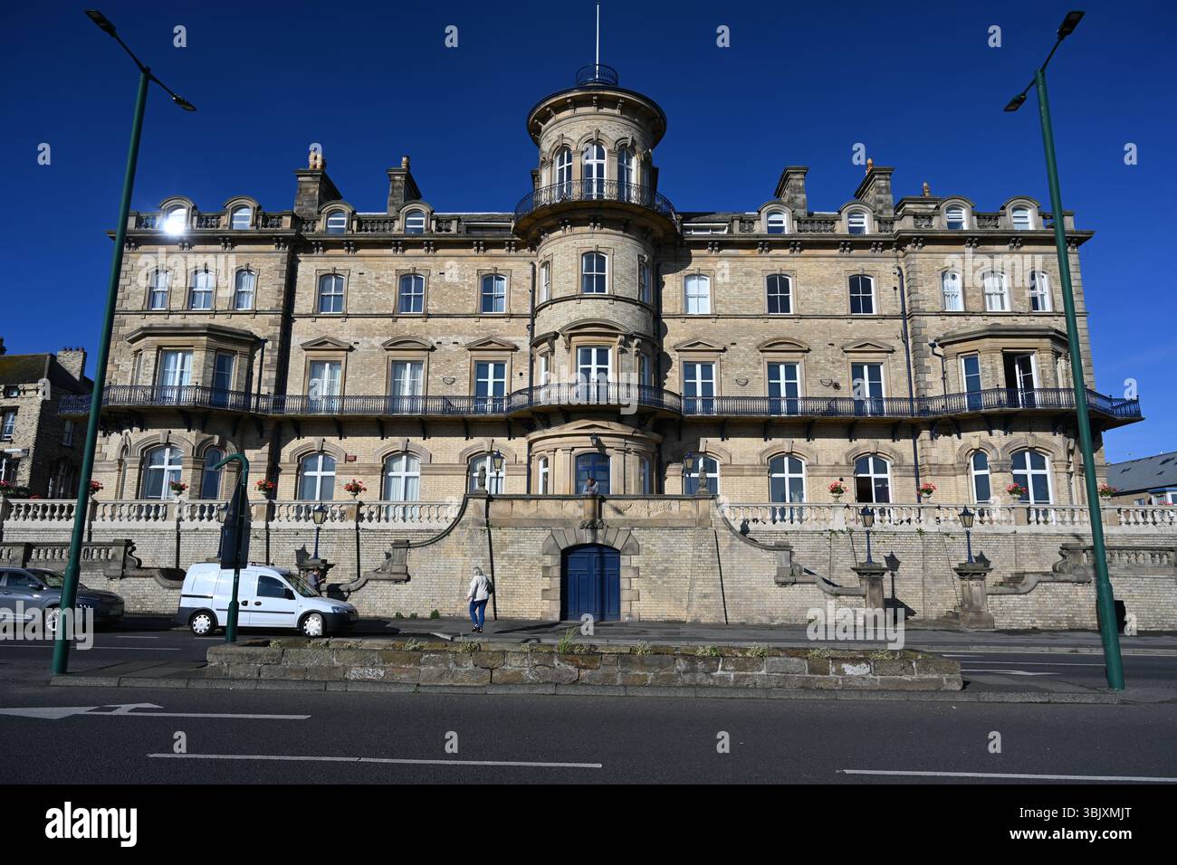 Das ehemalige viktorianische Hotel Zetland mit Blick auf die Nordsee. Victorian Architecture Now Apartment Building in Saltburn by the Sea, Großbritannien Stockfoto