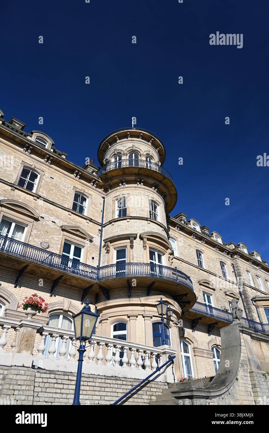 Das ehemalige viktorianische Hotel Zetland mit Blick auf die Nordsee. Victorian Architecture Now Apartment Building in Saltburn by the Sea, Großbritannien Stockfoto