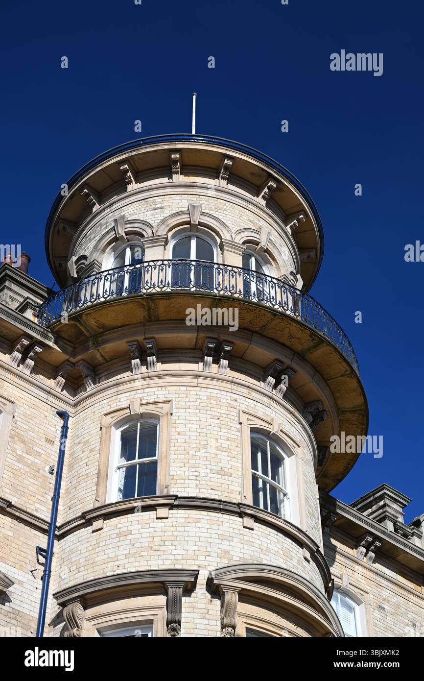 Das ehemalige viktorianische Hotel Zetland mit Blick auf die Nordsee. Victorian Architecture Now Apartment Building in Saltburn by the Sea, Großbritannien Stockfoto