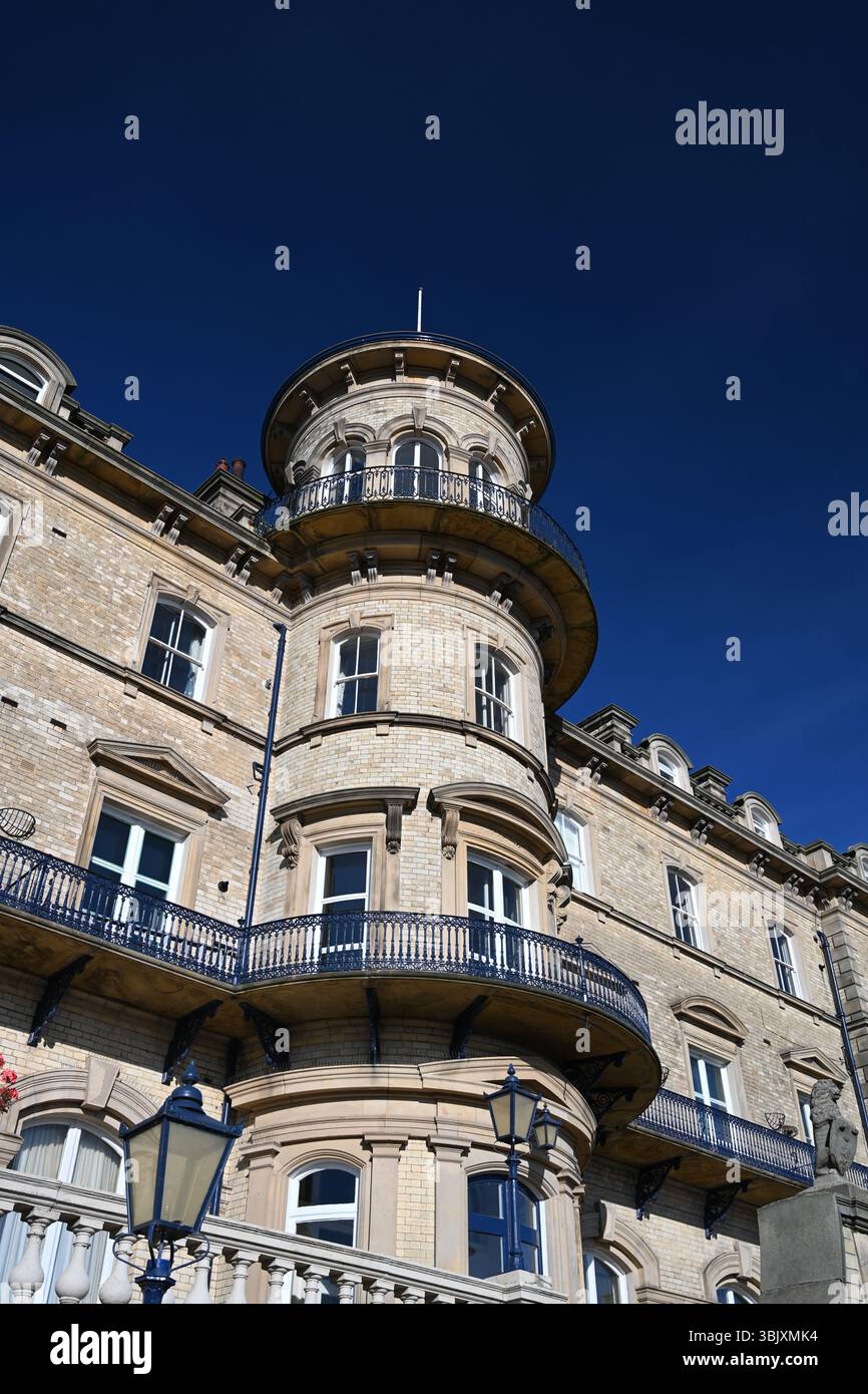 Das ehemalige viktorianische Hotel Zetland mit Blick auf die Nordsee. Victorian Architecture Now Apartment Building in Saltburn by the Sea, Großbritannien Stockfoto
