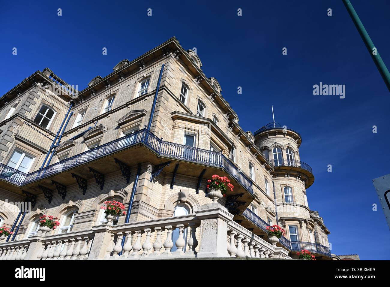 Das ehemalige viktorianische Hotel Zetland mit Blick auf die Nordsee. Victorian Architecture Now Apartment Building in Saltburn by the Sea, Großbritannien Stockfoto