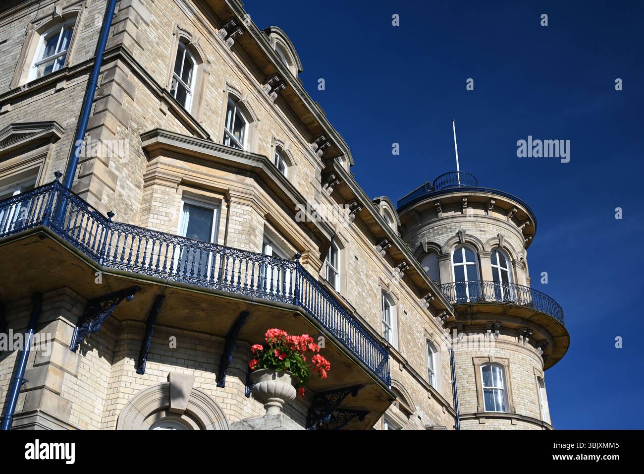 Das ehemalige viktorianische Hotel Zetland mit Blick auf die Nordsee. Victorian Architecture Now Apartment Building in Saltburn by the Sea, Großbritannien Stockfoto