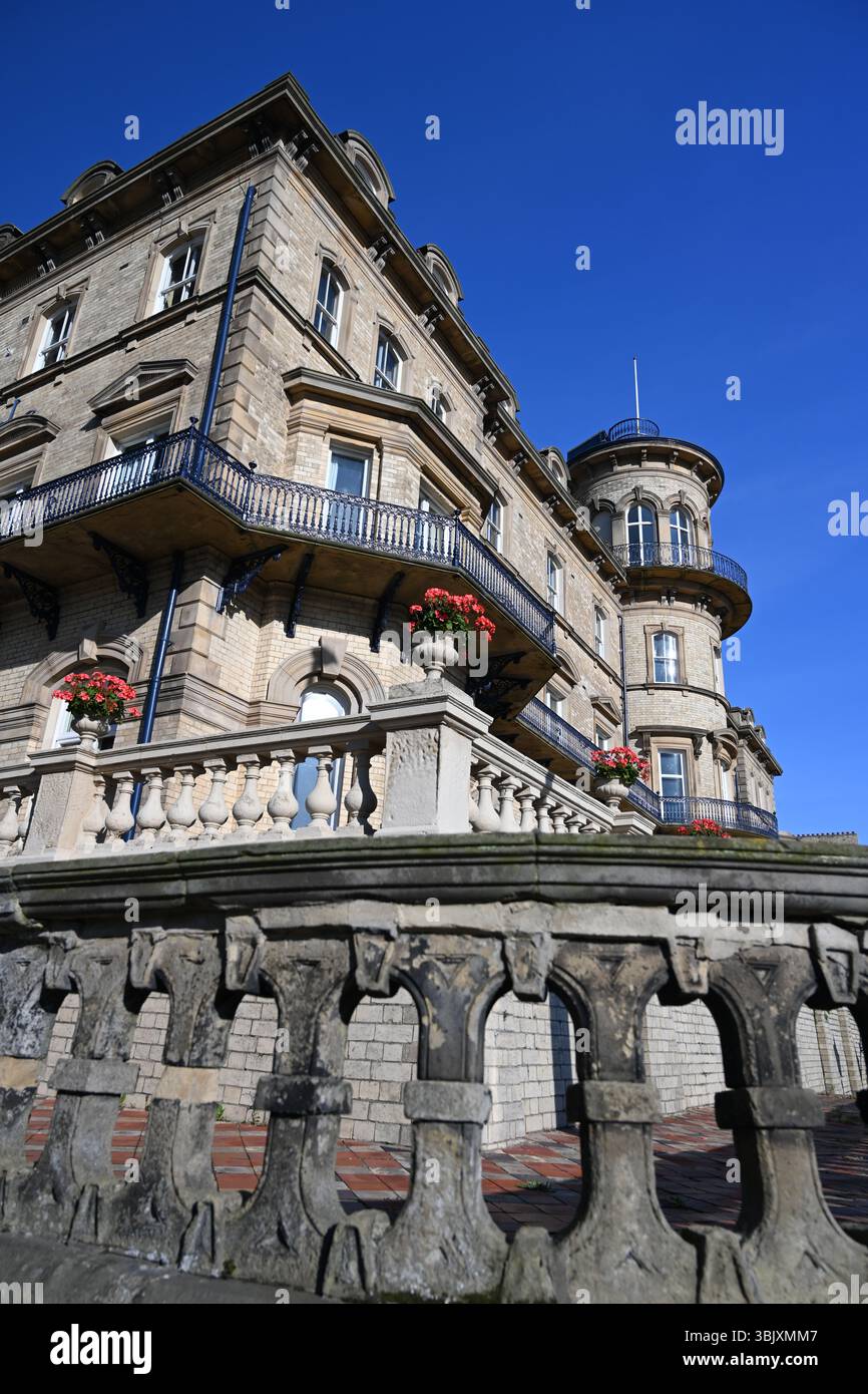 Das ehemalige viktorianische Hotel Zetland mit Blick auf die Nordsee. Victorian Architecture Now Apartment Building in Saltburn by the Sea, Großbritannien Stockfoto