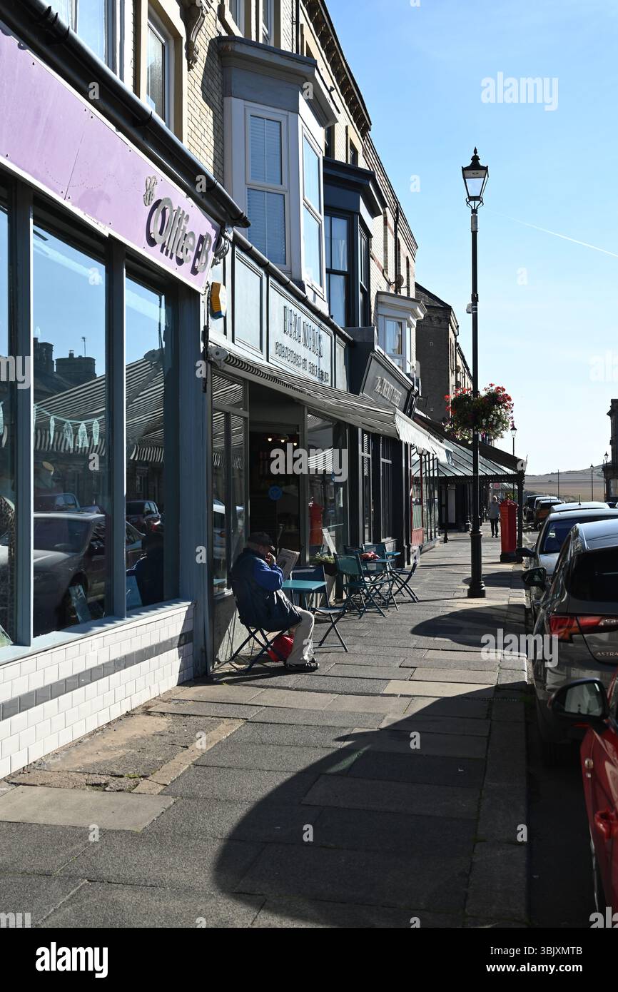 Geschäfte und Häuser in der Milton Street, Saltburn by the Sea, traditioneller Badeort in North Yorkshire Stockfoto