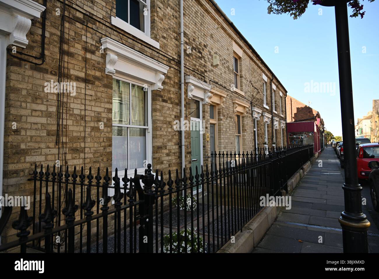 Geschäfte und Häuser in der Milton Street, Saltburn by the Sea, traditioneller Badeort in North Yorkshire Stockfoto