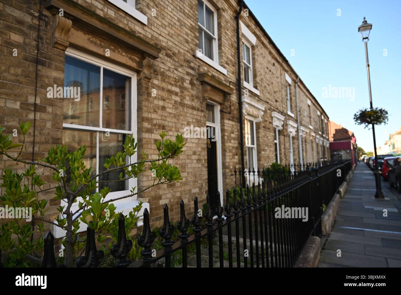 Geschäfte und Häuser in der Milton Street, Saltburn by the Sea, traditioneller Badeort in North Yorkshire Stockfoto
