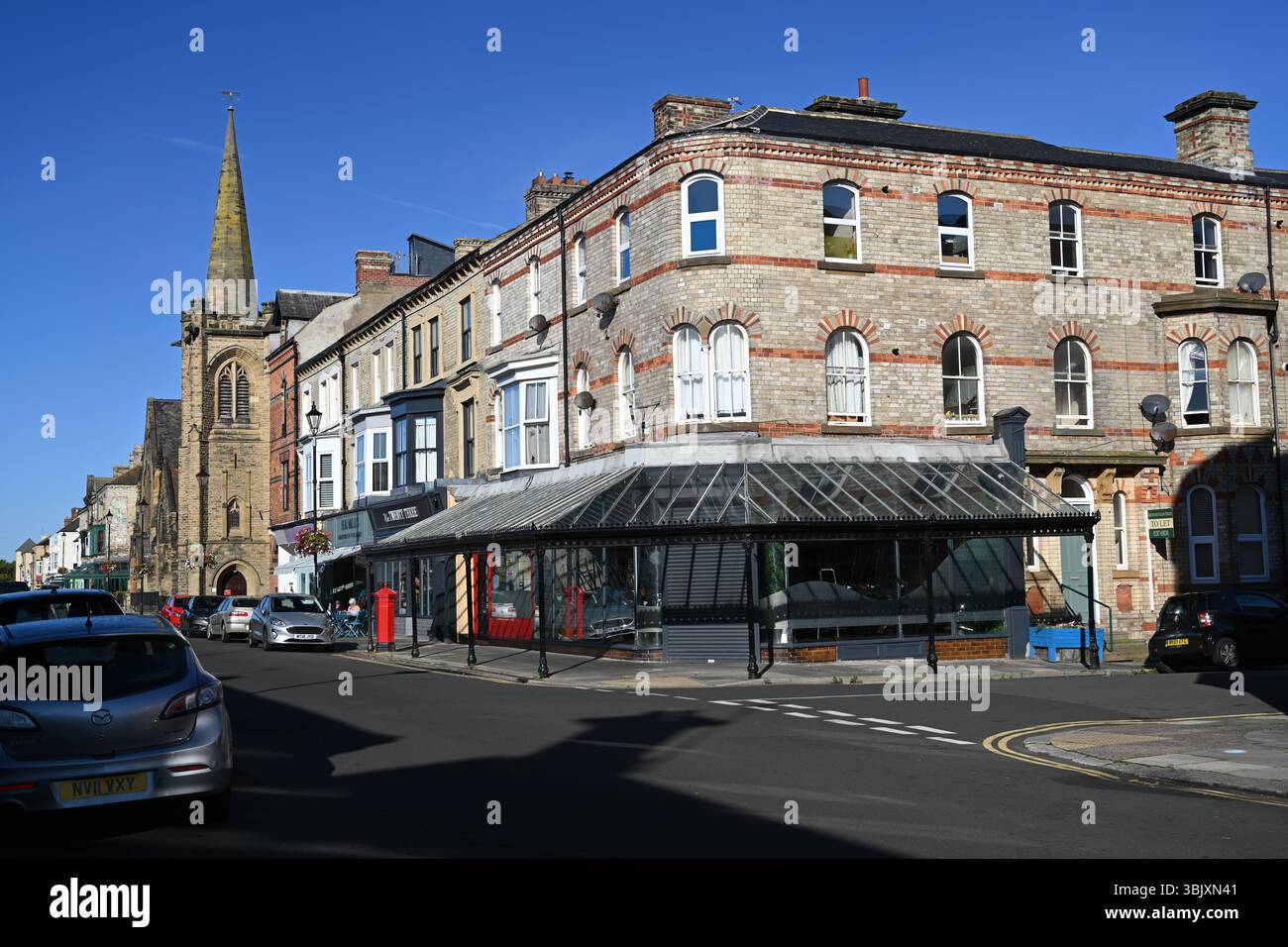 Geschäfte und Häuser in der Milton Street, Saltburn by the Sea, traditioneller Badeort in North Yorkshire Stockfoto