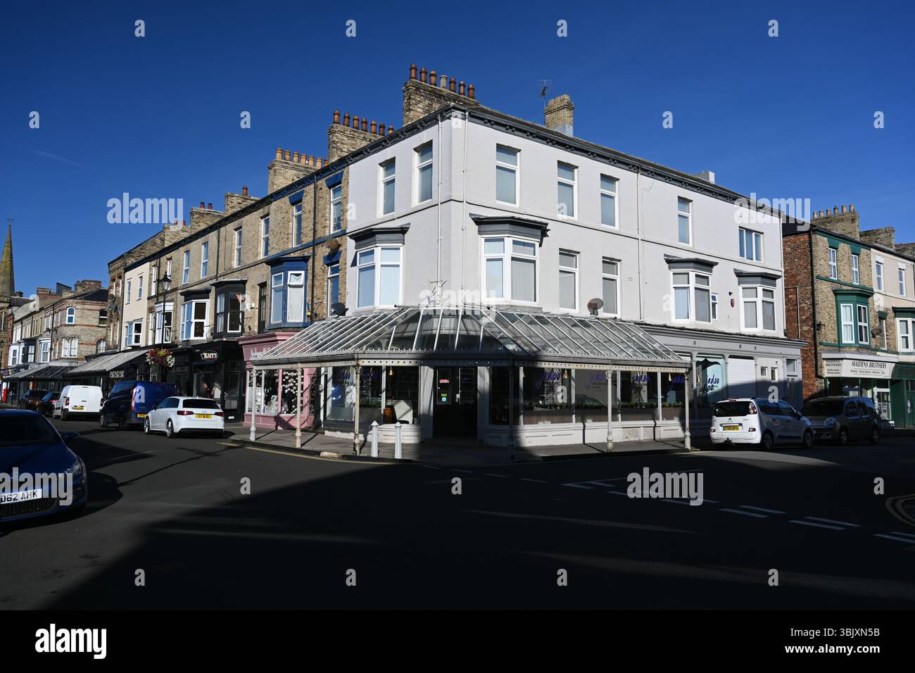 Geschäfte und Häuser in der Milton Street, Saltburn by the Sea, traditioneller Badeort in North Yorkshire Stockfoto