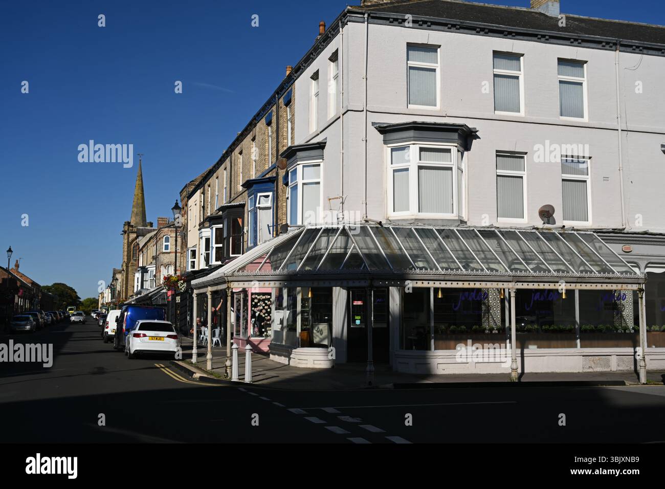Geschäfte und Häuser in der Milton Street, Saltburn by the Sea, traditioneller Badeort in North Yorkshire Stockfoto