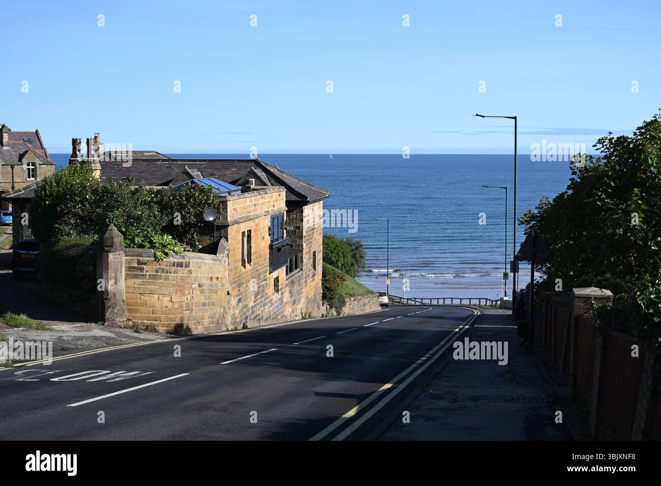 Saltburn Road, Saltburn by the Sea. Straße hinunter zur Küste, North Yorkshire Stockfoto