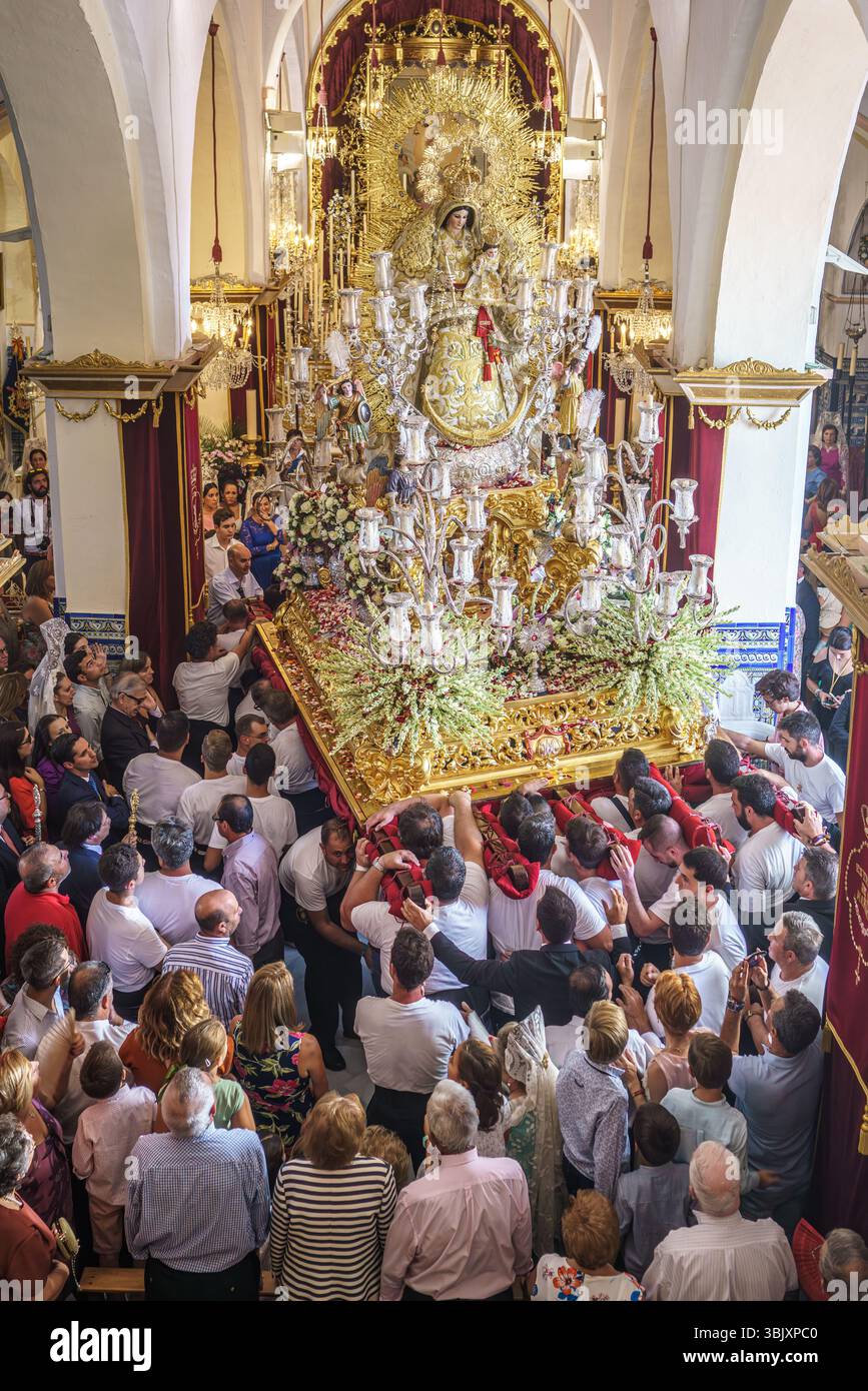 Carrión, Spanien, 7. Oktober 2018, versammeln sich die Gläubigen in einer Kirche in Carrión de los Céspedes, Sevilla, zum freudigen Einzug der Jungfrau des Rosenkranzes nach Th Stockfoto Carrión, Spanien, 7. Oktober 2018, versammeln sich die Gläubigen in einer Kirche in Carrión de los Céspedes, Sevilla, zum freudigen Einzug der Jungfrau des Rosenkranzes nach Th Stockfoto