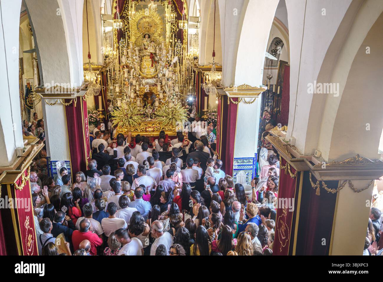 Carrión, Spanien, 7. Oktober 2018, versammeln sich die Gläubigen in einer Kirche in Carrión de los Céspedes, Sevilla, zum freudigen Einzug der Jungfrau des Rosenkranzes nach Th Stockfoto Carrión, Spanien, 7. Oktober 2018, versammeln sich die Gläubigen in einer Kirche in Carrión de los Céspedes, Sevilla, zum freudigen Einzug der Jungfrau des Rosenkranzes nach Th Stockfoto