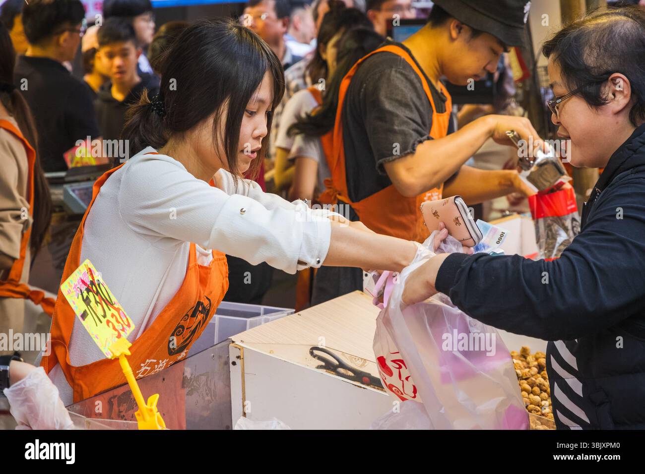 Taipei, Taiwan - 15. Januar 2025 - Marktverkäufer, die Kunden auf dem chinesischen Neujahrsmarkt in der Dihua Street beliefern Stockfoto