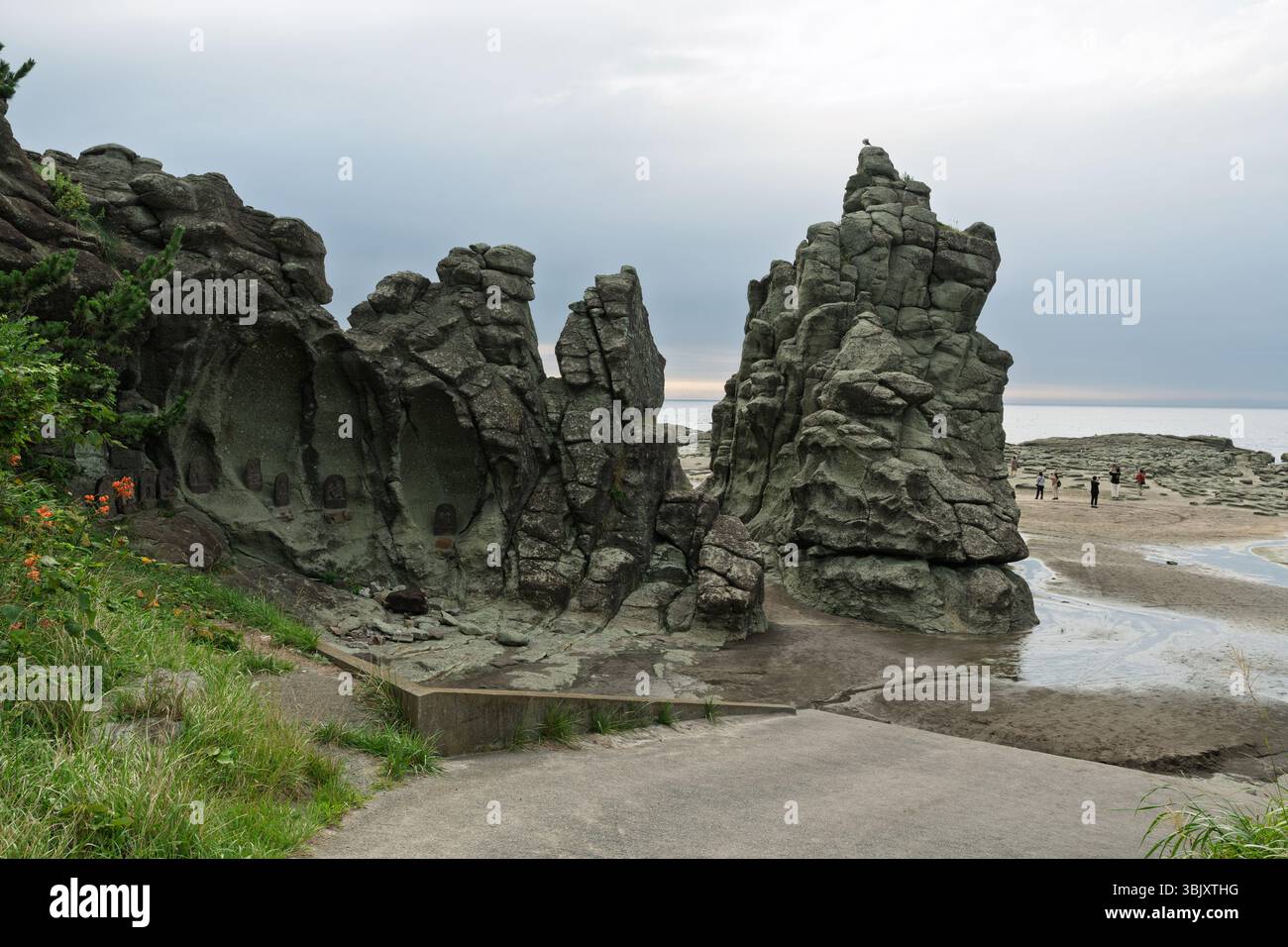 Senjojiki Coast, ein berühmter Ort bei Sonnenuntergang mit riesigen Felsformationen. Fukaura Town, Präfektur Aomori, Japan. Stockfoto