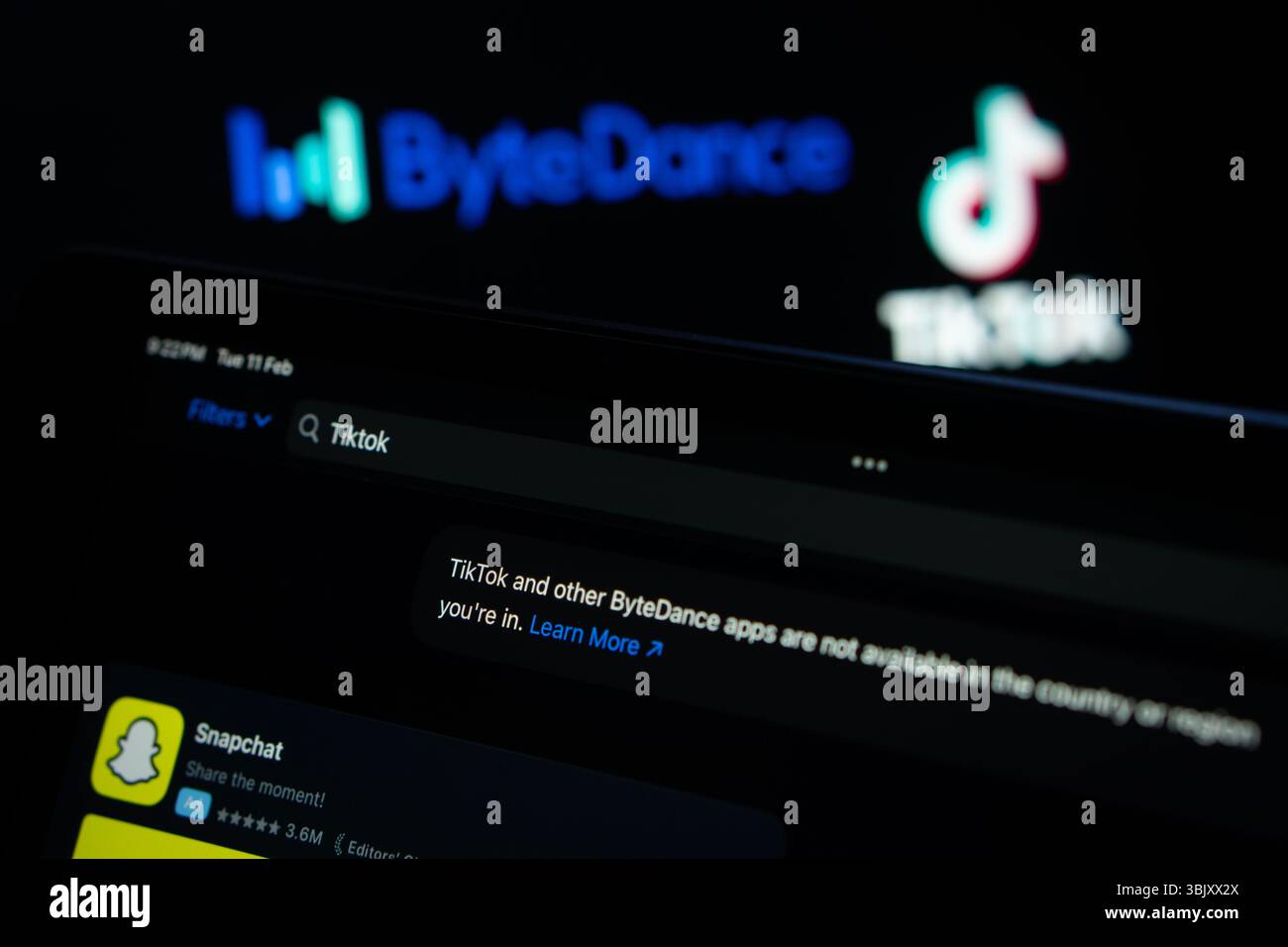 Dhaka, Bangladesch – 11. Februar 2025: Apple App Store auf dem iPad. Anzeigen, TikTok und andere ByteDance Apps sind nicht verfügbar. Stockfoto