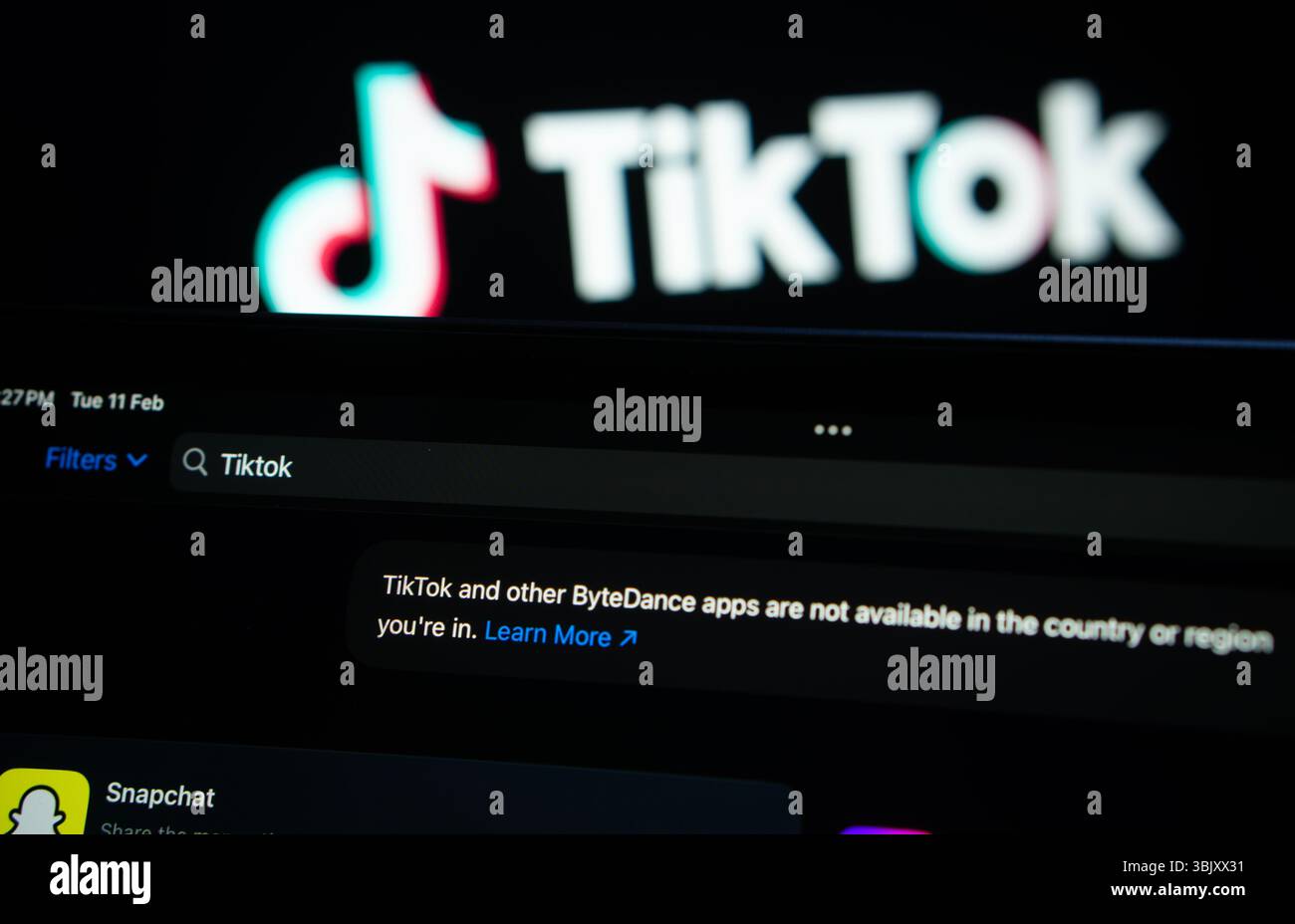 Dhaka, Bangladesch – 11. Februar 2025: Apple App Store auf dem iPad. Anzeigen, TikTok und andere ByteDance Apps sind nicht verfügbar. Stockfoto