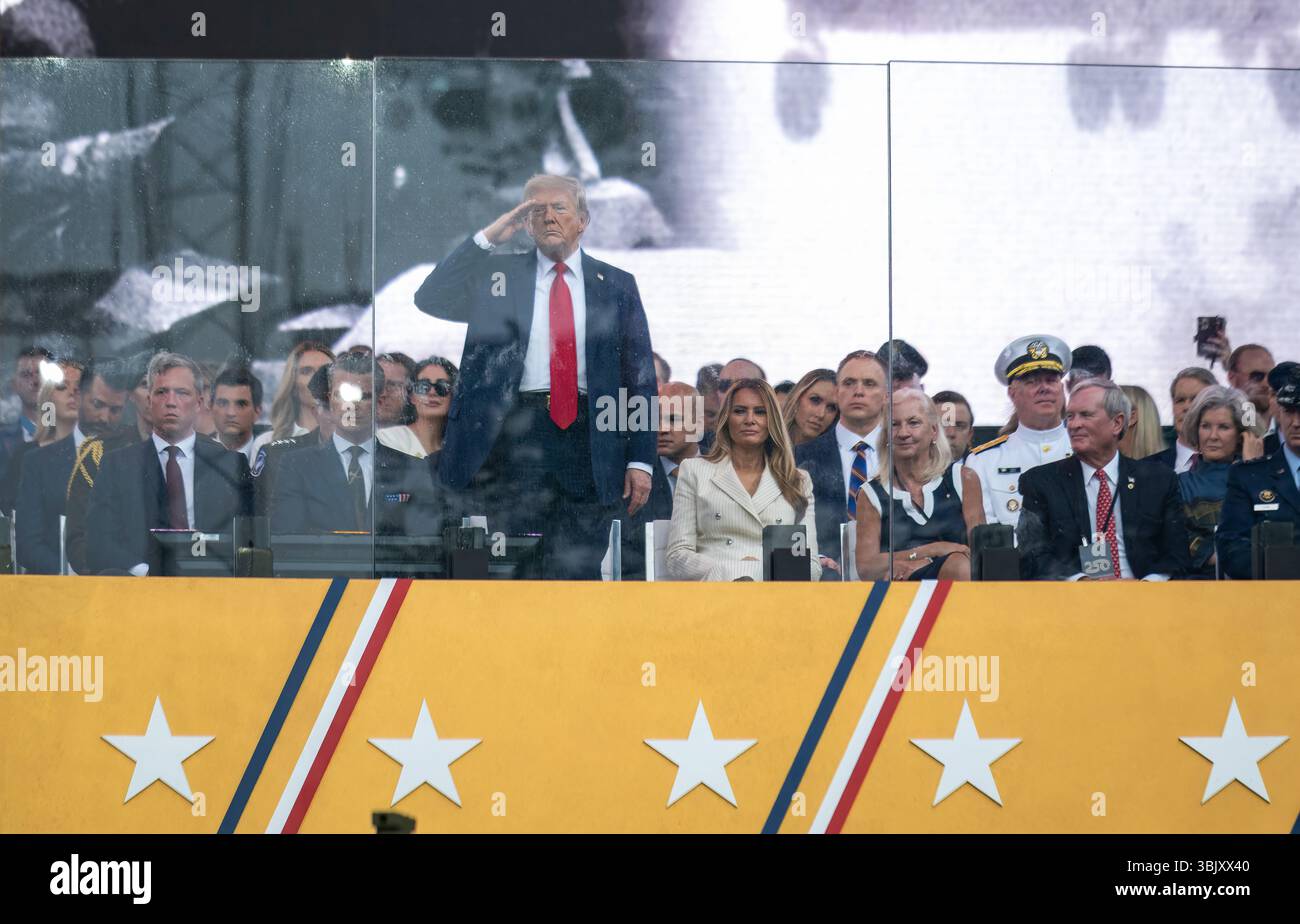 Präsident Donald Trump grüßt Soldaten und Zuschauer während des 250-jährigen Jubiläums der US-Armee am 14. Juni 2025 in Washington, D.C. Stockfoto