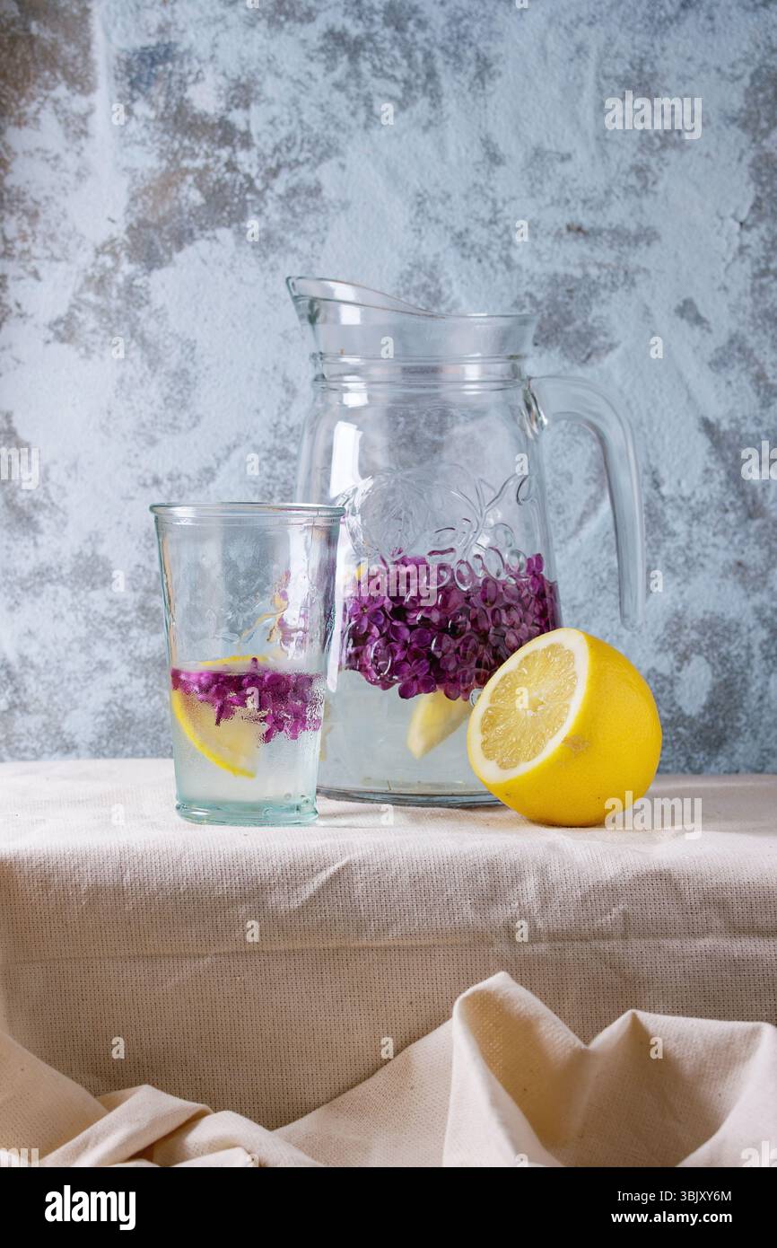 Lila Limonade Wasser mit Zitrone Stockfoto