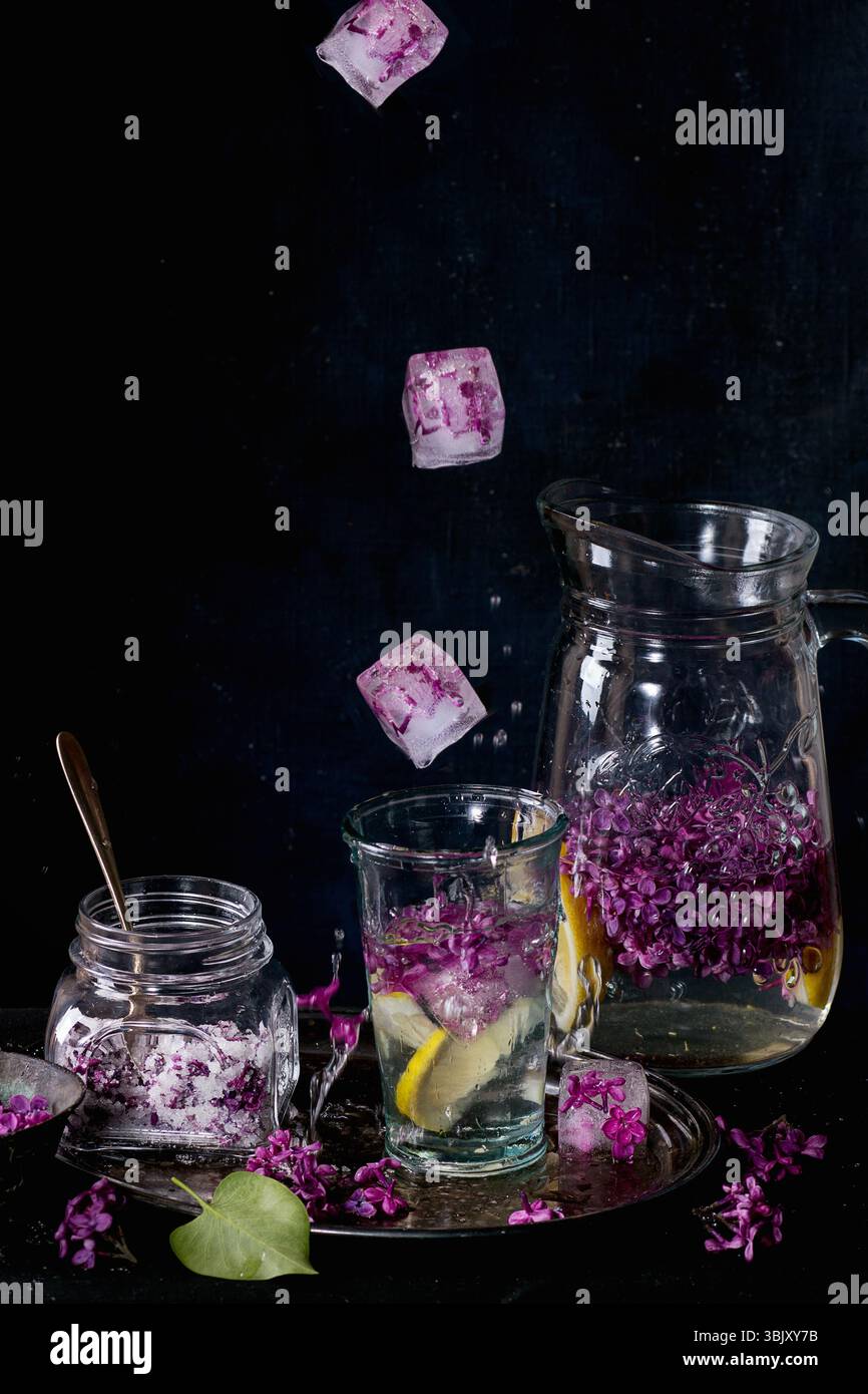 Lila Limonade Wasser mit Zitrone Stockfoto