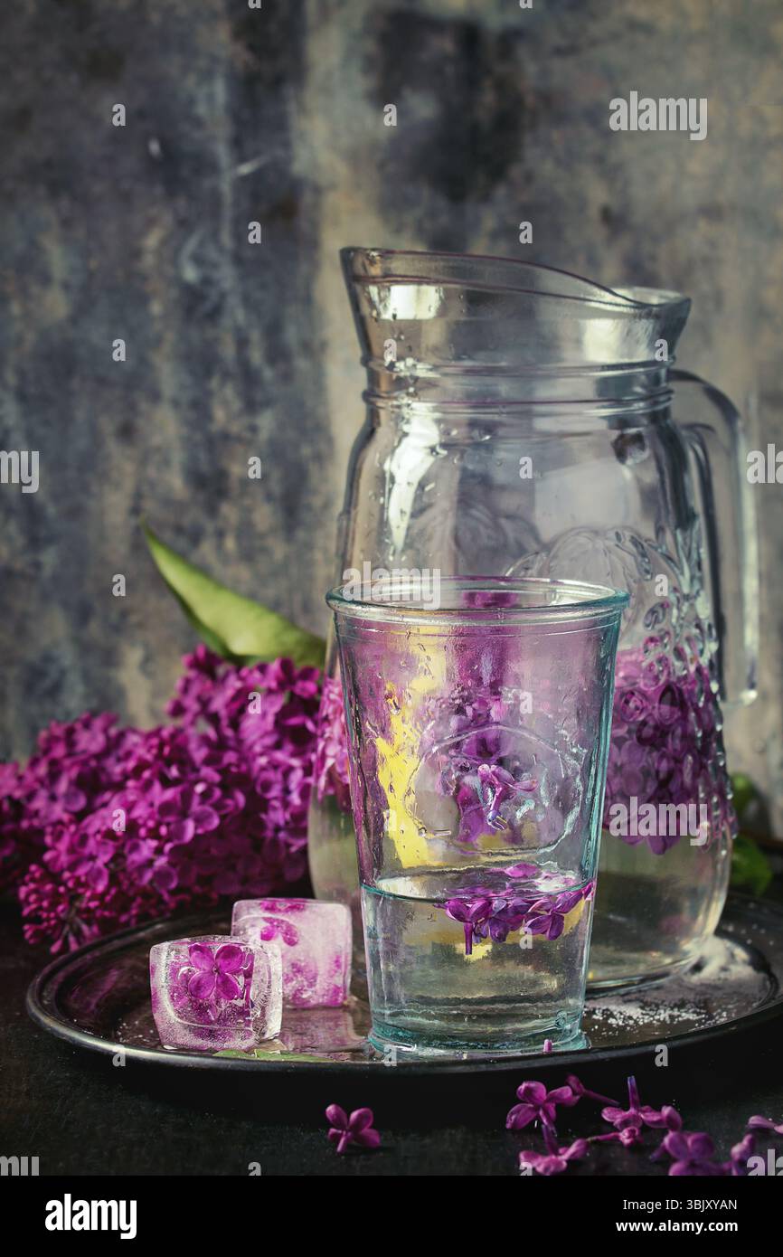 Lila Wasser mit Zitrone Stockfoto