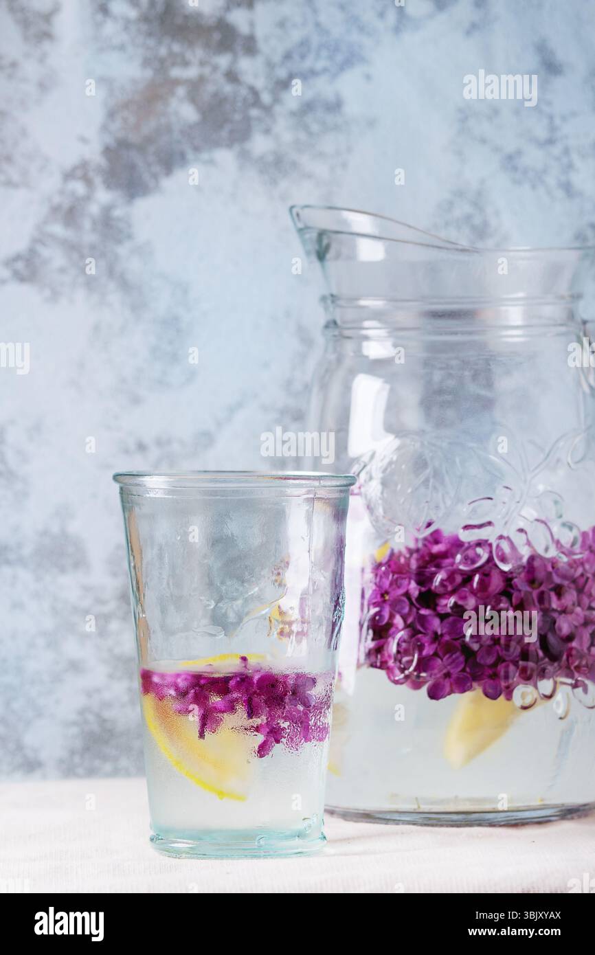Lila Limonade Wasser mit Zitrone Stockfoto
