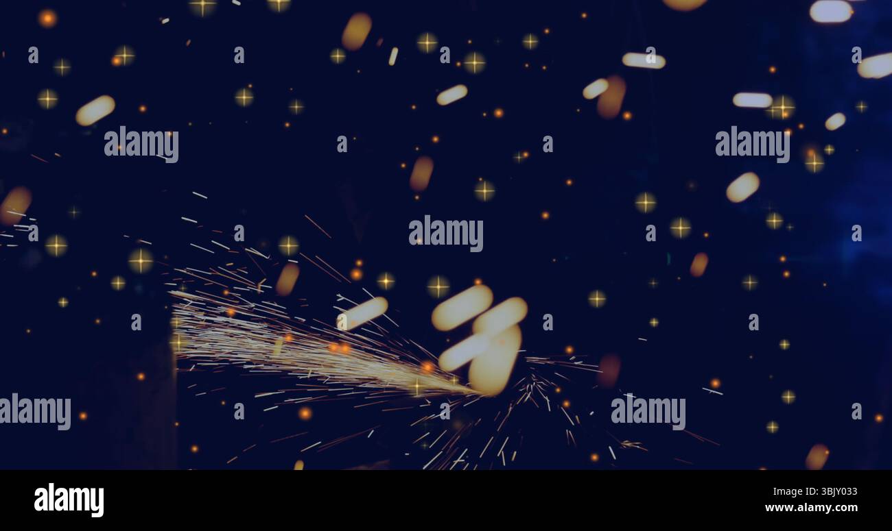 Streamen Sie leuchtende orangefarbene Funken und glühende Glut über dunkle Werkstätten mit dynamischen Trails Stockfoto Streamen Sie leuchtende orangefarbene Funken und glühende Glut über dunkle Werkstätten mit dynamischen Trails Stockfoto