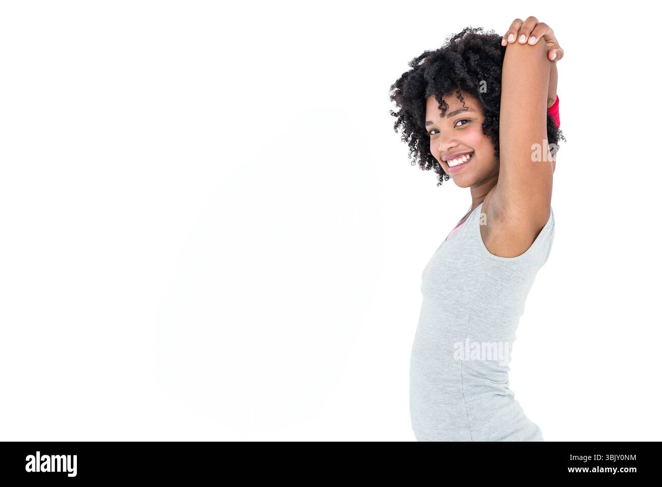 Afroamerikanerin im Tank Top und rotem Armband, die Arme im Fitness Studio, Kopierraum Stockfoto