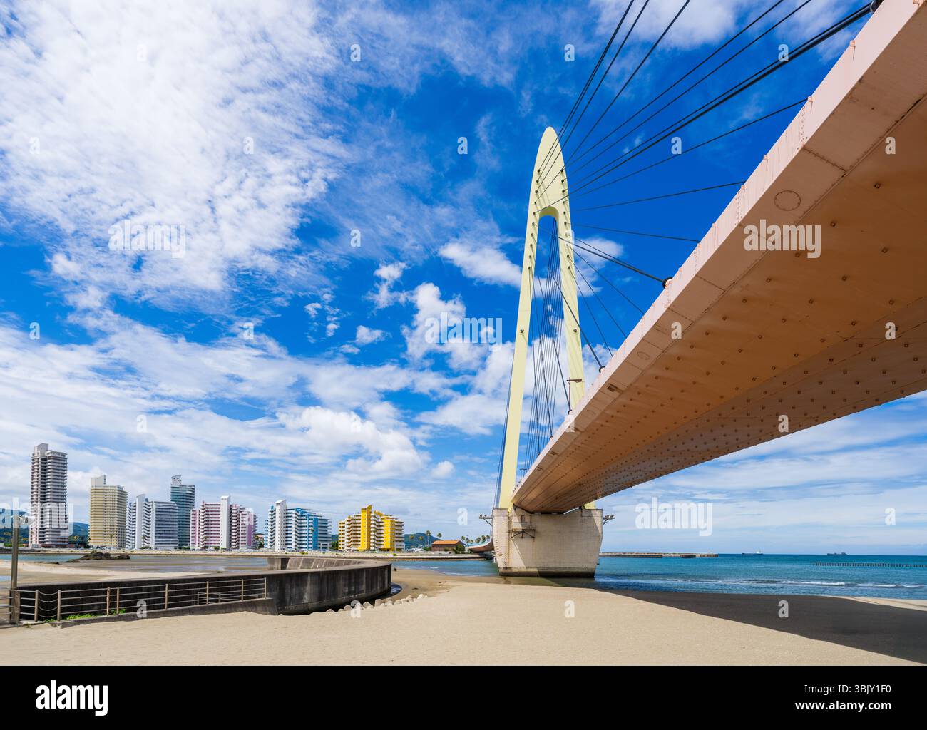 Kemi, Wakayama, Japan mit der Sun Bridge, die nach Marina City führt. Stockfoto