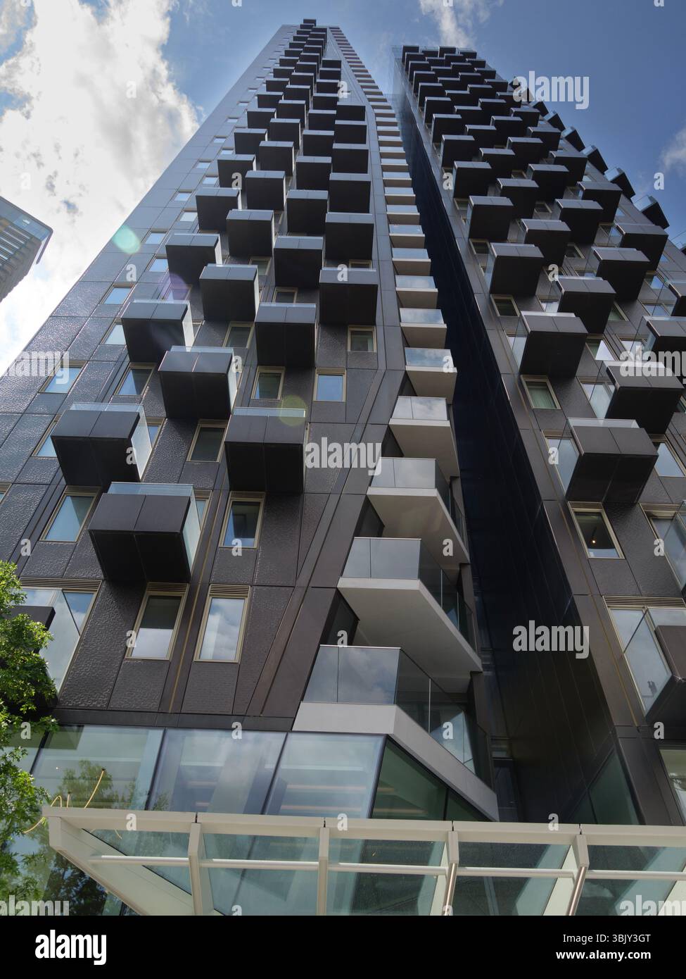 Das Residence Tower at the Stage, ein Wahrzeichen für gemischte Nutzung in Shoreditch, London, Großbritannien, bietet luxuriöse Apartments mit Blick auf eines der lebhaftesten Viertel der Hauptstadt Stockfoto