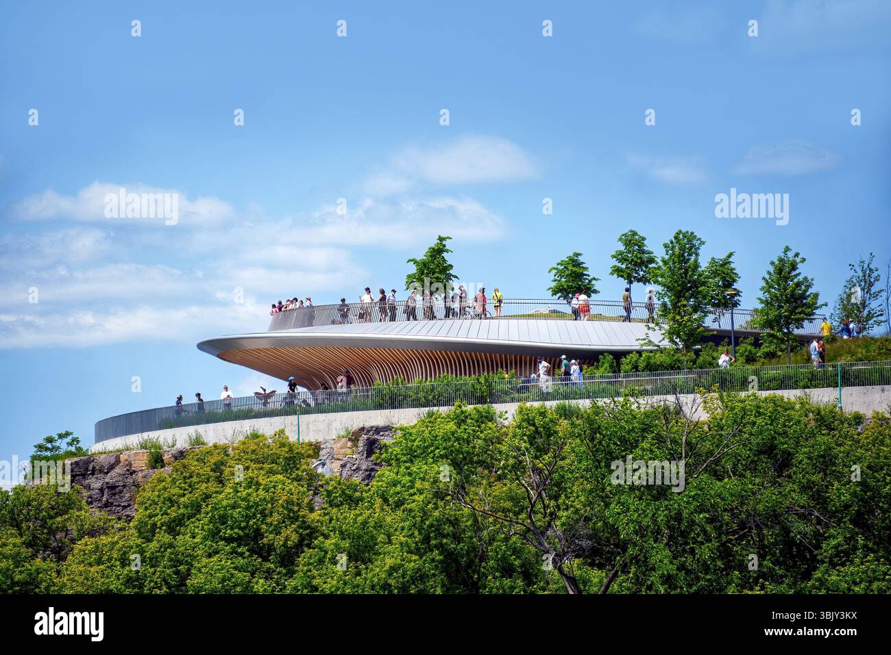 Ottawa, Kanada - 15. Juni 2025: Der neu gestaltete Kiweki Point, vom Ottawa River aus gesehen, bietet Zugang zu spektakulären Aussichtspunkten Stockfoto