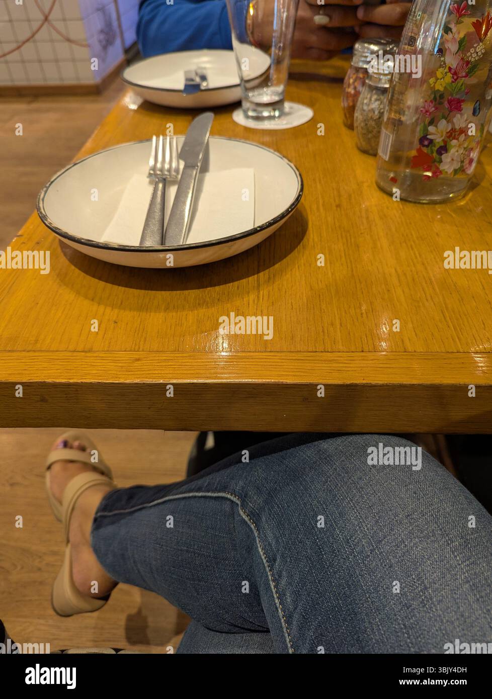 Ruhige Momente, einfache Einstellungen und warme Töne. Ein Tisch für sanfte Gespräche und langsame Schlucke – an dem die Zeit sanft in den Komfort übergeht. - Smartphone-aufgenommenes Stockfoto