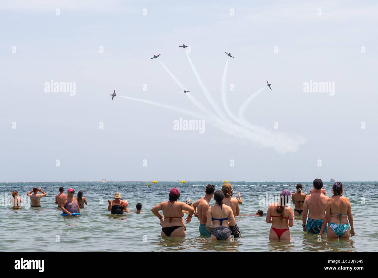 Letzte Präsentation des Patrulla Águila-Displayteams, das die CASA C101 Aviojet Jets fliegt, bevor es auf PC-21 Turboprop umgestellt wird. Anzeige über Mar Menor Stockfoto