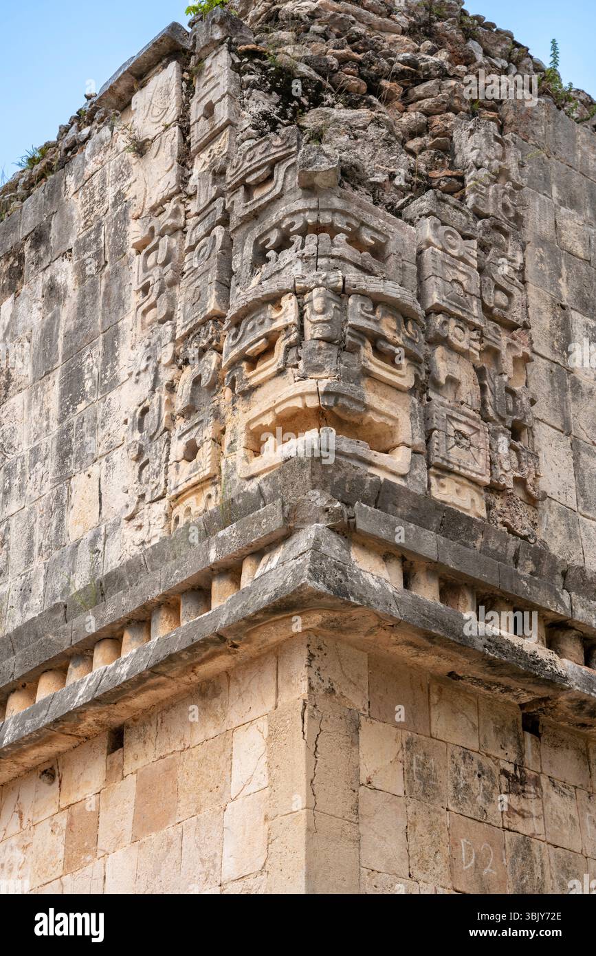 Hoher Steinturm des Nunnery Maya mit detailliertem geschnitztem Mauerwerk und architektonischen Elementen in Mexiko, Halbinsel Yucatan, Uxmal Komplex. Stockfoto