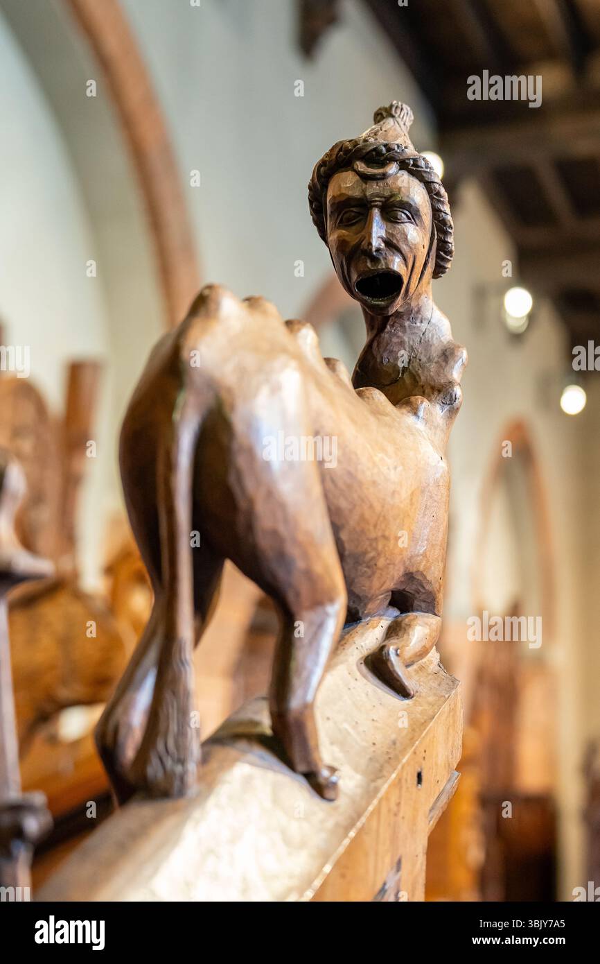 Nahaufnahme einer antiken Skulptur einer Kreatur mit einem Tierkörper und einem menschlichen wütenden Gesicht Stockfoto