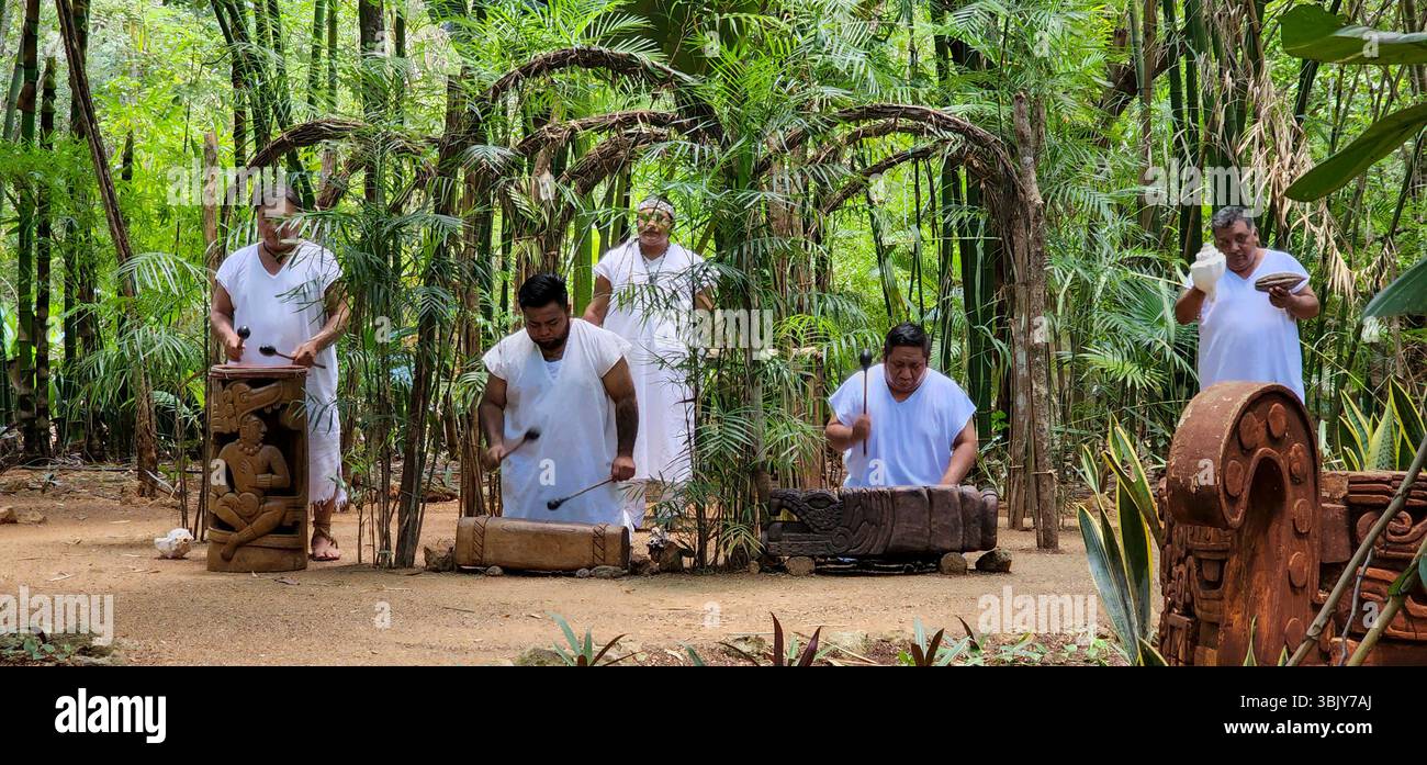 Traditionelle Maya-Ritual-Zeremonie mit Menschen in weißer Kleidung, die im üppigen Dschungel in Mexiko, Yucatan Peninsula, Uxmal auftreten. Stockfoto