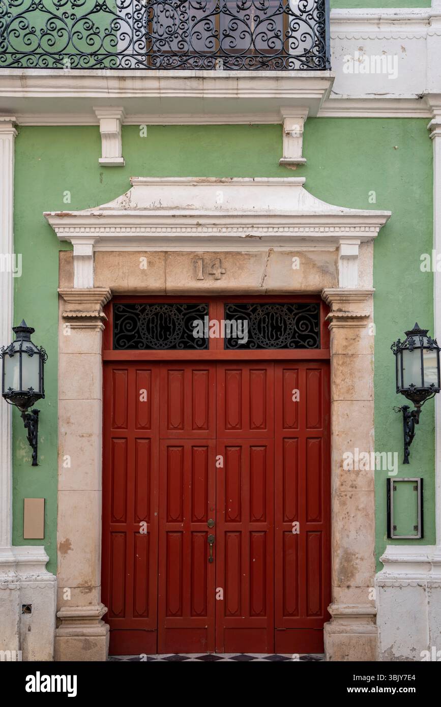 Holztür eines grünen Kolonialhauses mit kunstvollen geschnitzten Details und Laternen in Mexiko, Yucatan Halbinsel, Campeche historisches Zentrum. Stockfoto