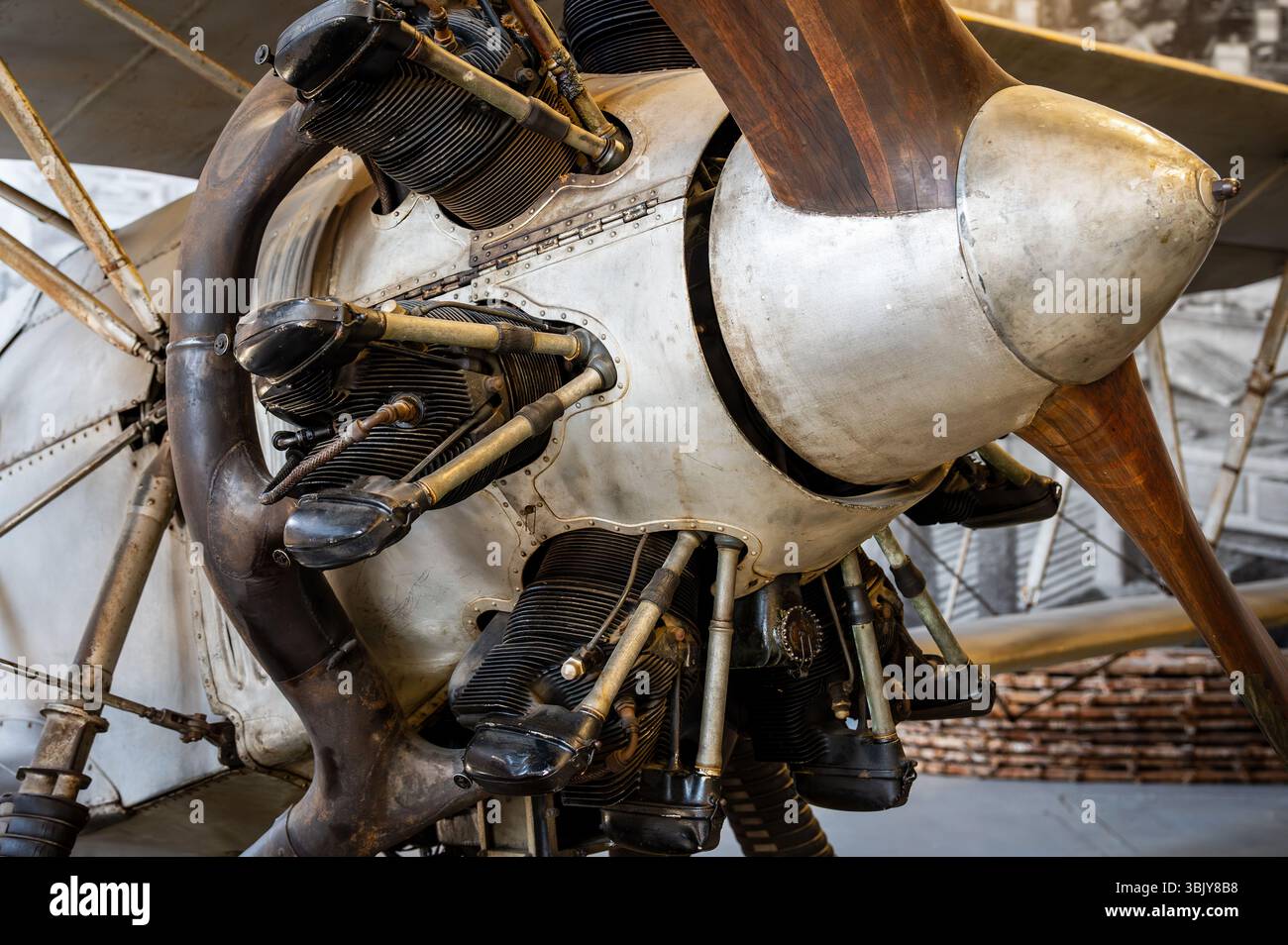 Detaillierte Ansicht eines alten Flugzeugtriebwerks und Holzpropellers, die die Handwerkskunst und Mechanik der frühen Luftfahrt zeigen Stockfoto