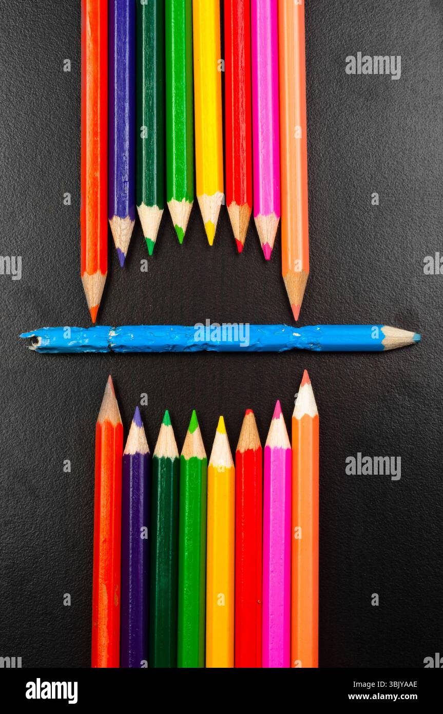 Konzeptionelles Foto von einigen Bleistiften, die einen Mund darstellen Stockfoto