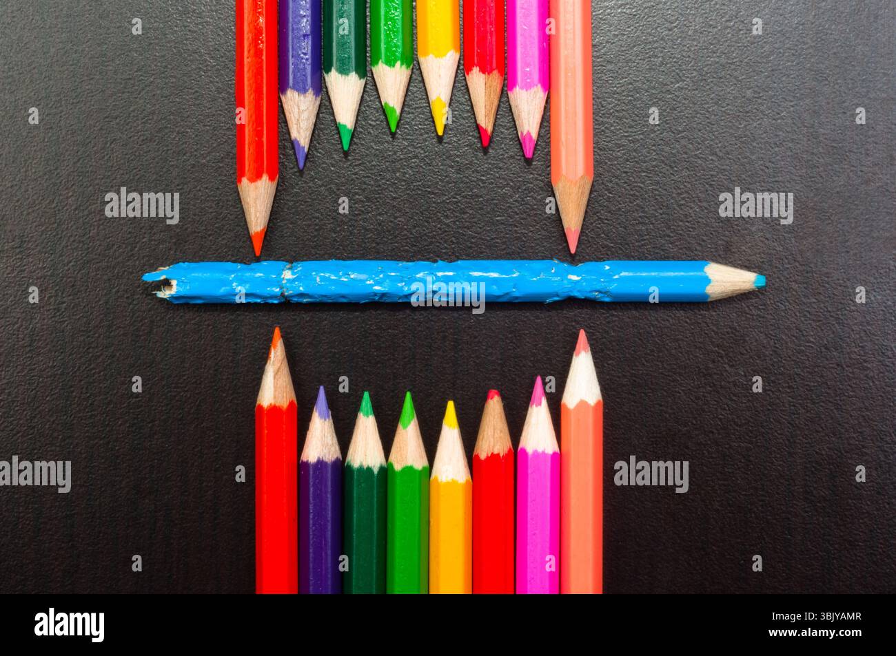 Konzeptuelles Foto von Bleistiften, die einen Mund eines Monsters darstellen Stockfoto