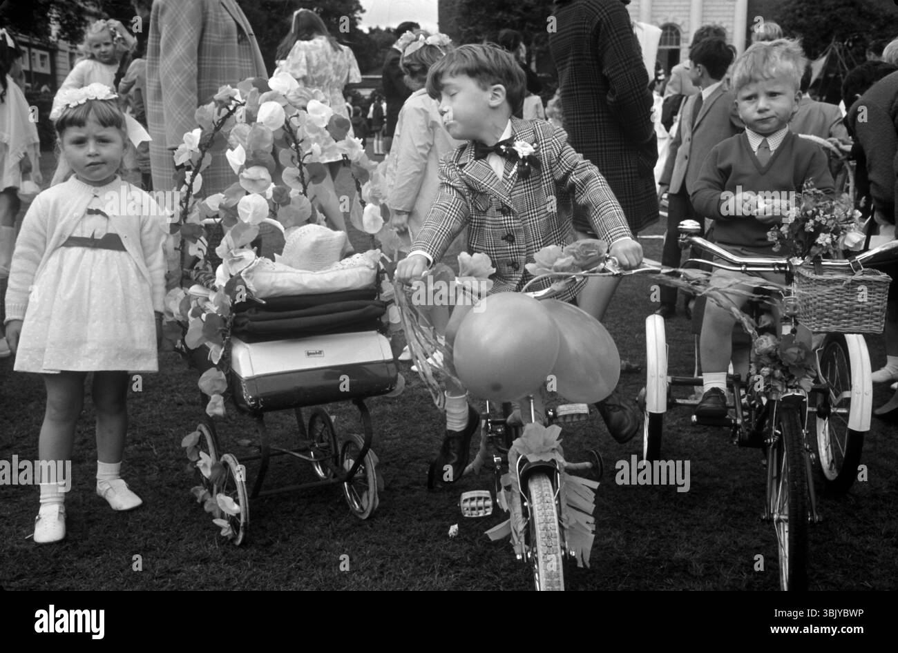 Warrington Walking Day. Kinder in der Zeugenprozession, die sich auf eine Parade in der Stadt vorbereiten. Warrington, Lancashire England 1971 Großbritannien 1970er Jahre HOMER SYKES Stockfoto