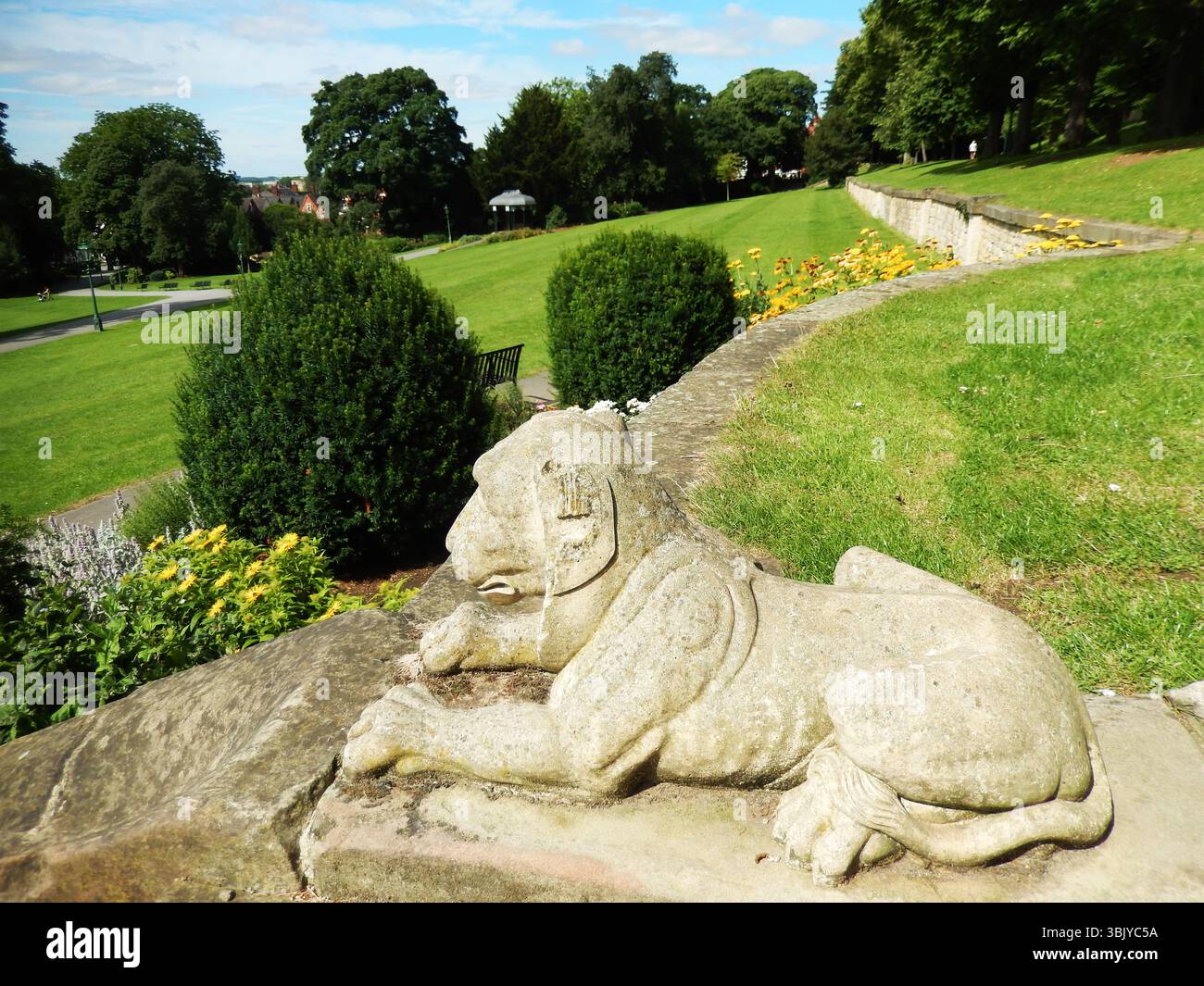 Historische Steinlöwen-Statue in ruhiger Parklandschaft. Lincoln, England Stockfoto