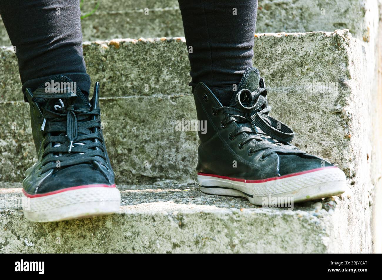 Retro-Schuhe auf Treppen Stockfoto